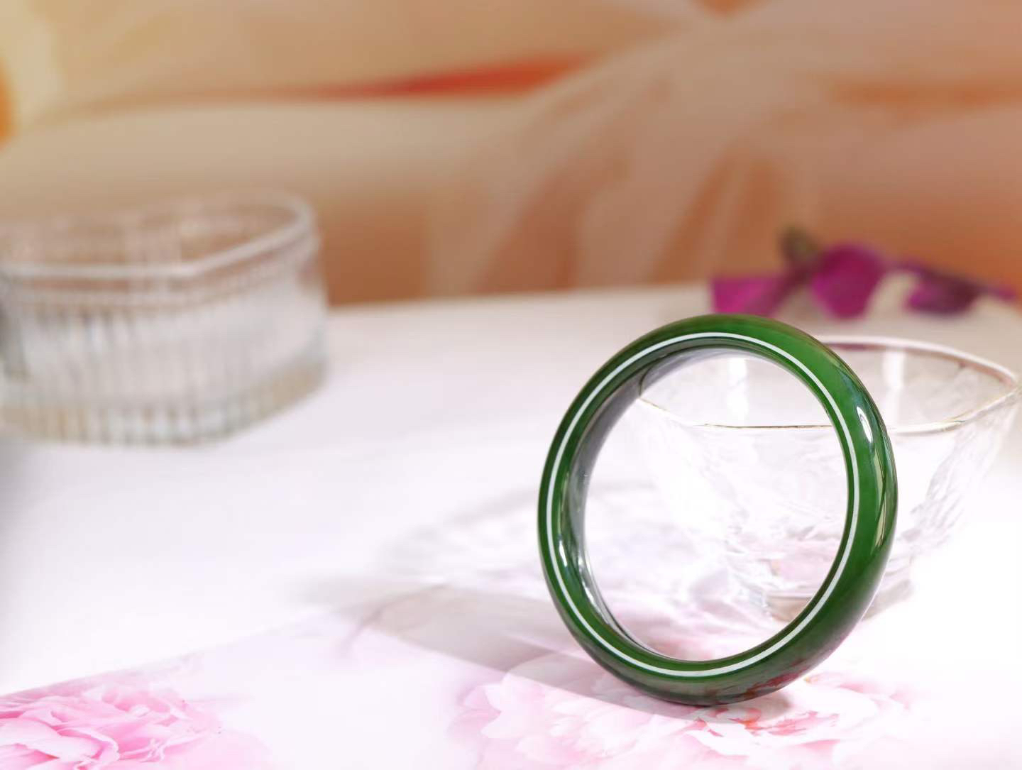 【碧色荡漾】

收藏级和田玉碧玉菠菜绿手镯，俄料七号矿 红皮老料，玉质温润细腻 油性十足，色泽匀称，️款式精美时尚，佩戴美观惹眼，美自天成，婉约之美，举手投足间透出那份低调奢华。

重38.8克 圈口52.8mm尺寸52.8-11.6-7.8mm O18823207130