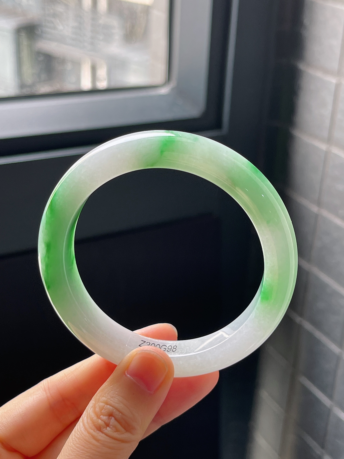 正圈56.7圈口，翡翠冰糯种细腻飘阳绿手镯