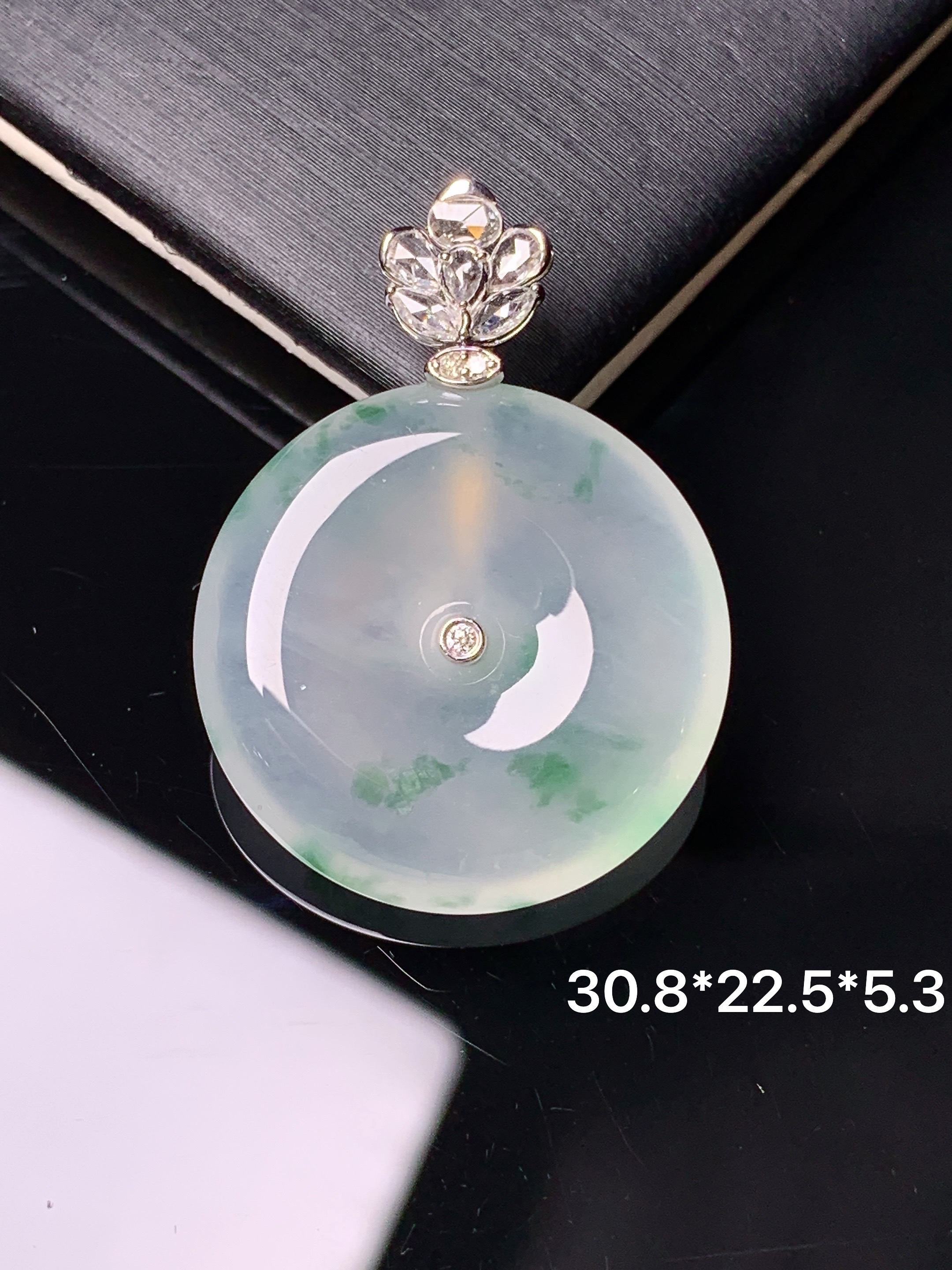 18k金钻镶嵌冰种平安扣吊坠 玉质细腻 色泽艳丽清新 水润亮眼 整体尺寸30.8*22.5*5.3c1