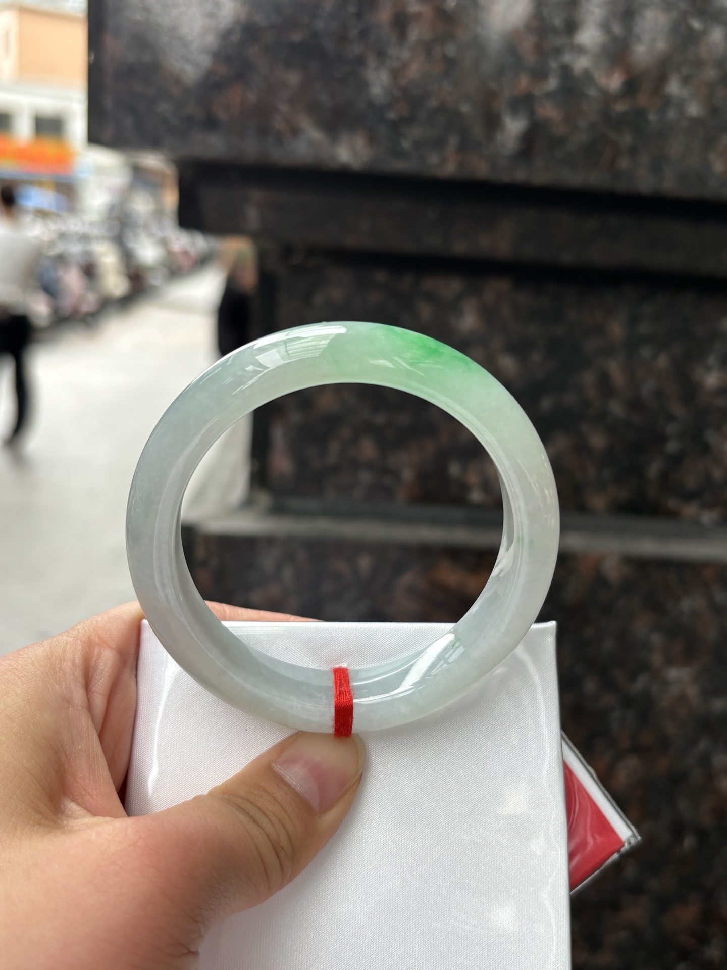 飘阳绿正圈 55-12.1-8.5 0408-N376-1 打灯细纹不影响，阳绿花色泽鲜艳，底妆白净细腻，佩戴亮眼鲜艳又贵气。