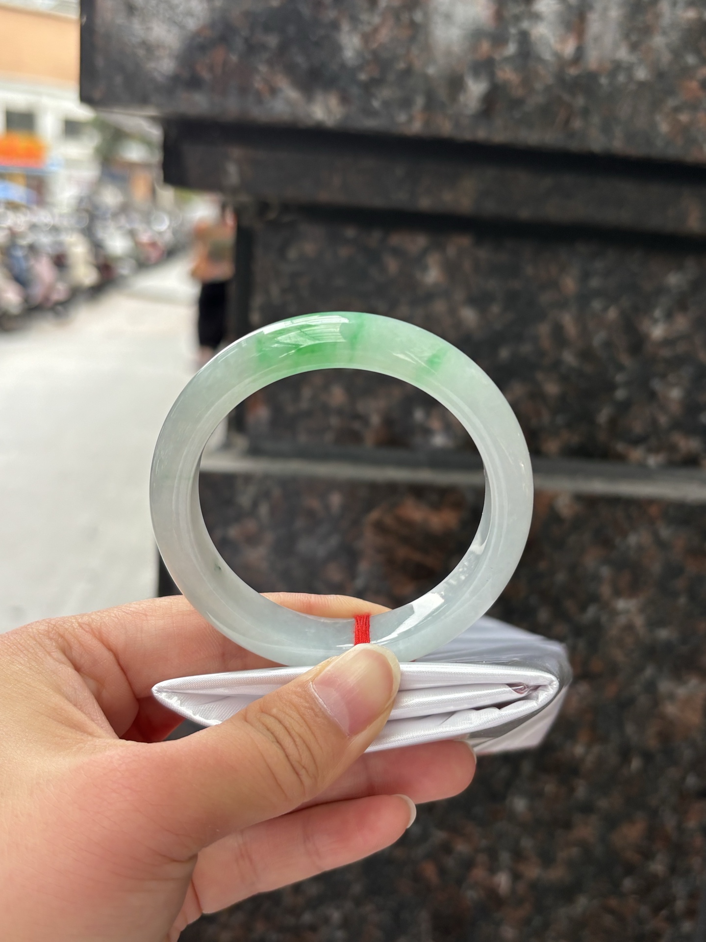 飘阳绿正圈 55-12.1-8.5 0408-N376-1 打灯细纹不影响，阳绿花色泽鲜艳，底妆白净