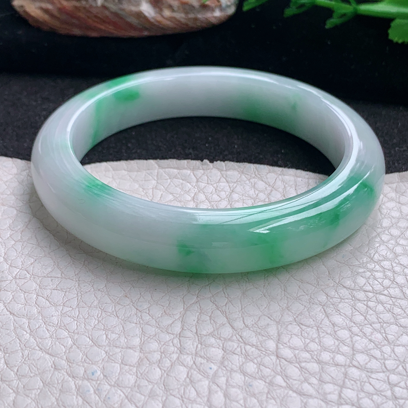 js实拍56*11.7*8.6平安镯 天然缅甸翡翠a货手镯清新飘绿宽边玉镯子