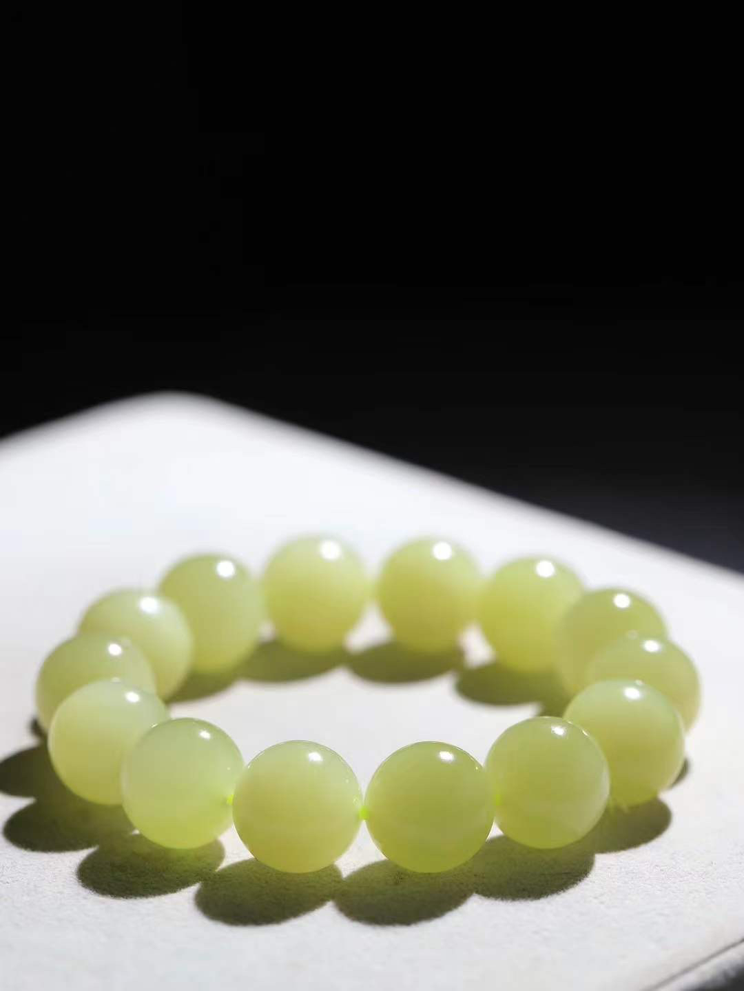 【珠圆玉润.手串】

精品和田玉黄口珠圆玉润手串 玉质温润细腻  整串打磨圆润，佩戴舒适。珠珠落玉盘，间关莺语花底滑，一生美好时光，无论身在何处，都有它相伴相守。事事顺遂，幸福美满，吉祥如意。重83.5克 尺寸取一15.8mmFDT-1640813