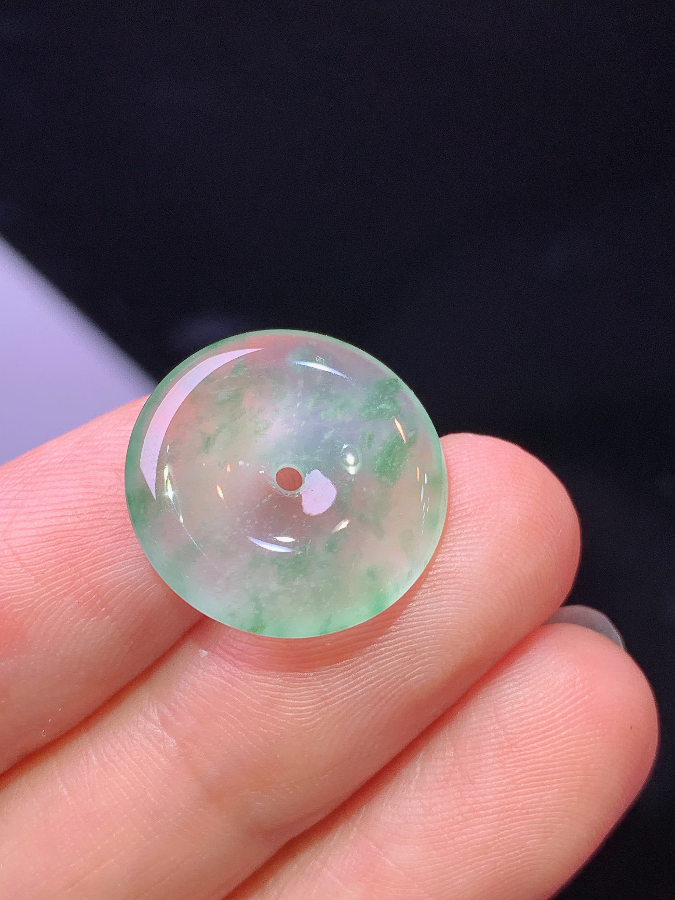 冰种飘绿平安扣吊坠 玉质细腻 色泽艳丽清新 水润亮眼 整体尺寸17*3.3c5