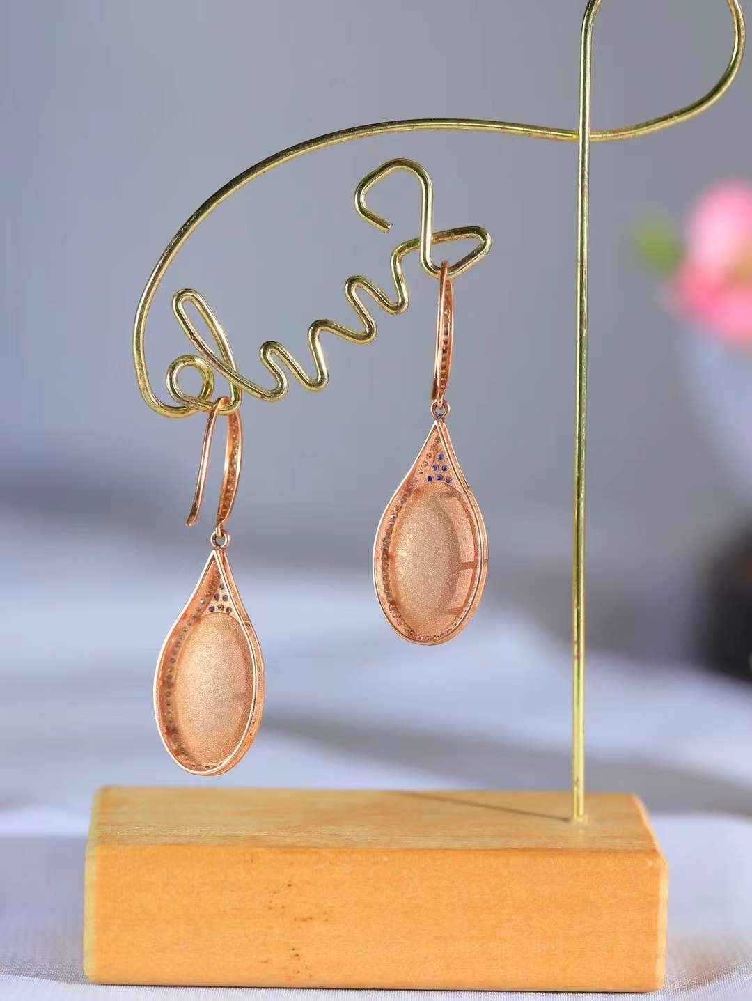 【金镶玉.耳坠】

精品和田玉碧玉镶嵌18k金.耳坠，金玉良缘 耳畔生辉，以和田温玉镌刻东方雅韵，金丝勾勒璀璨光华。金玉相嵌，寓意福泽绵长、情缘永固。佩戴间，既有玉的从容气度，又蕴金的尊贵风雅。耳畔摇曳生姿，点亮东方美学的含蓄与奢华。时光流转，唯爱恒久如金，初心温润似玉。总重5.7克 裸石尺寸取一14.8-8.7mm 5540700A