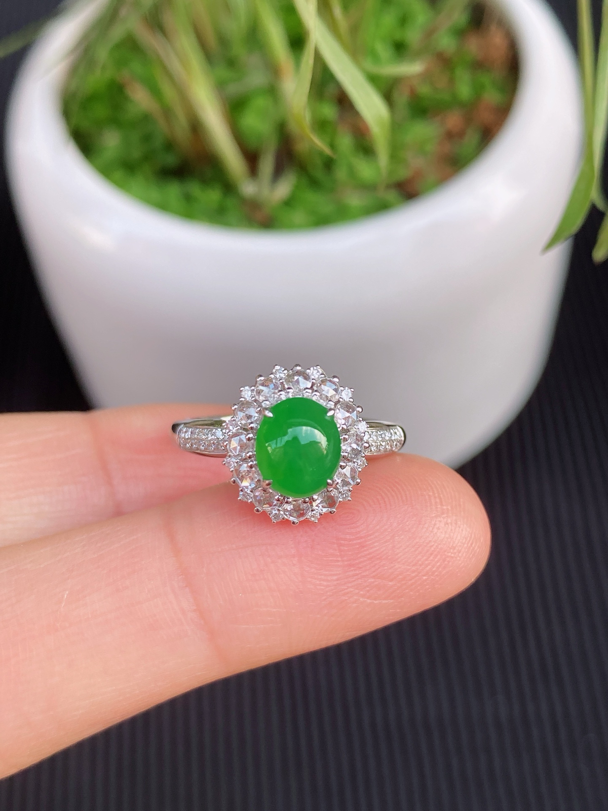 冰绿蛋面，冰种质地，色泽浓郁鲜亮，光感通透
蛋面饱满圆润，约18K金戒托设计精致
实物更美～