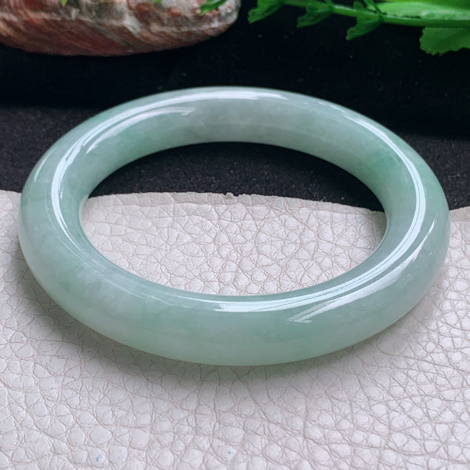 n实拍55*10.8*11.3胖圆镯 天然缅甸翡翠a货手镯清新飘绿水润圆条玉镯子