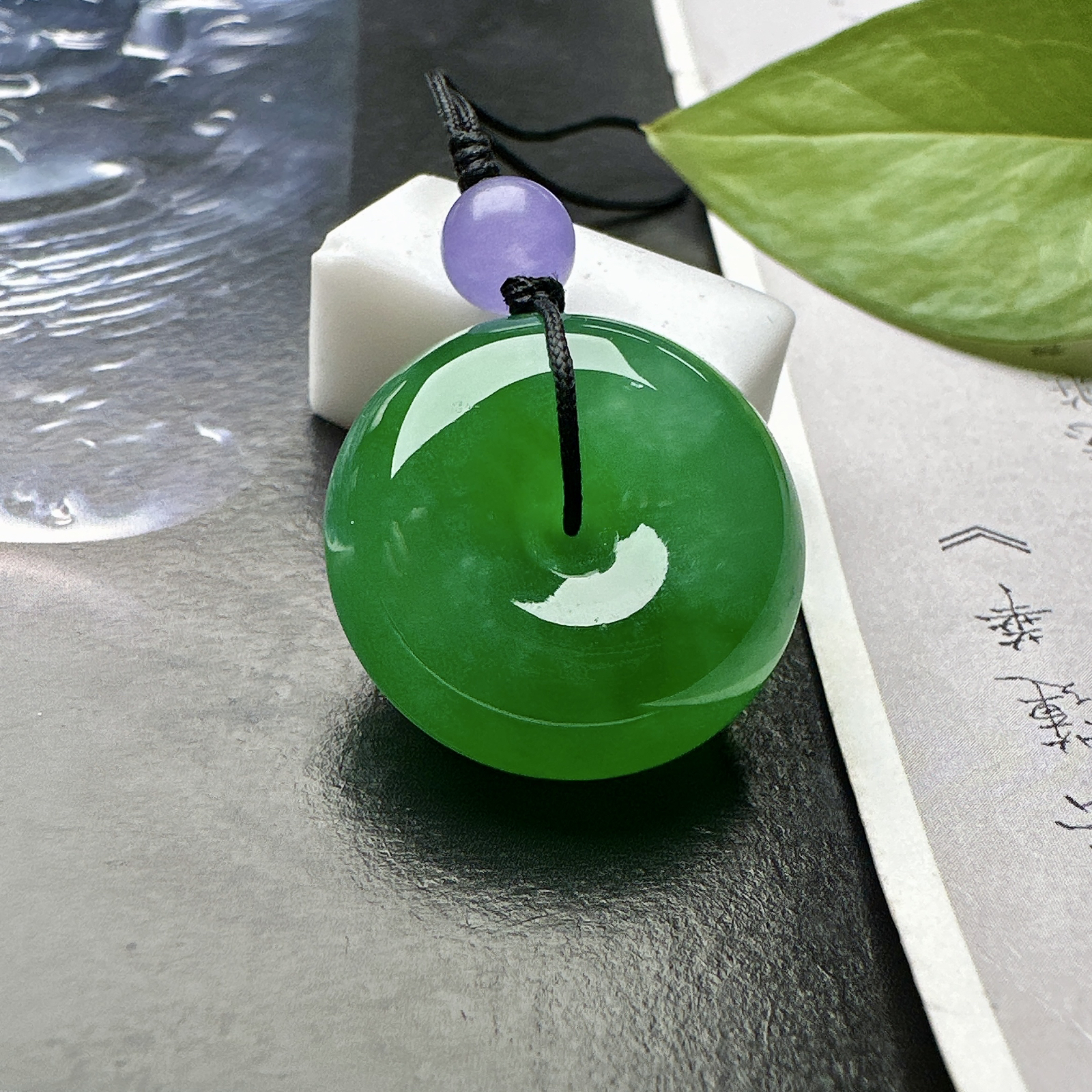 【冰种满绿平安扣】面包扣，很厚装，质地非常细腻，冰润十足，种老冰透，收藏品质。