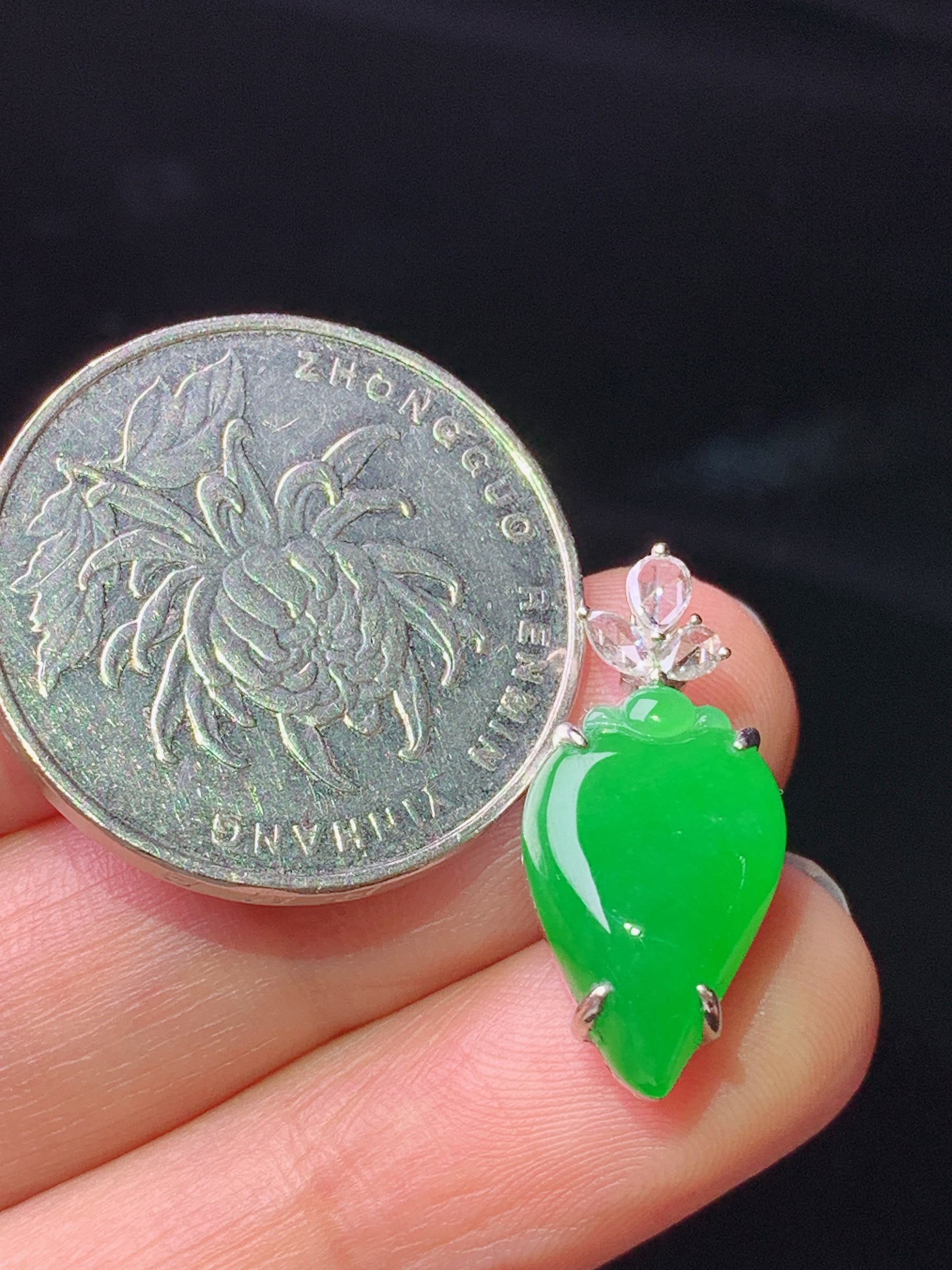 18k金钻镶嵌满绿福瓜吊坠 玉质细腻 色泽艳丽清新 水润亮眼 整体尺寸22*10.3*7c2
