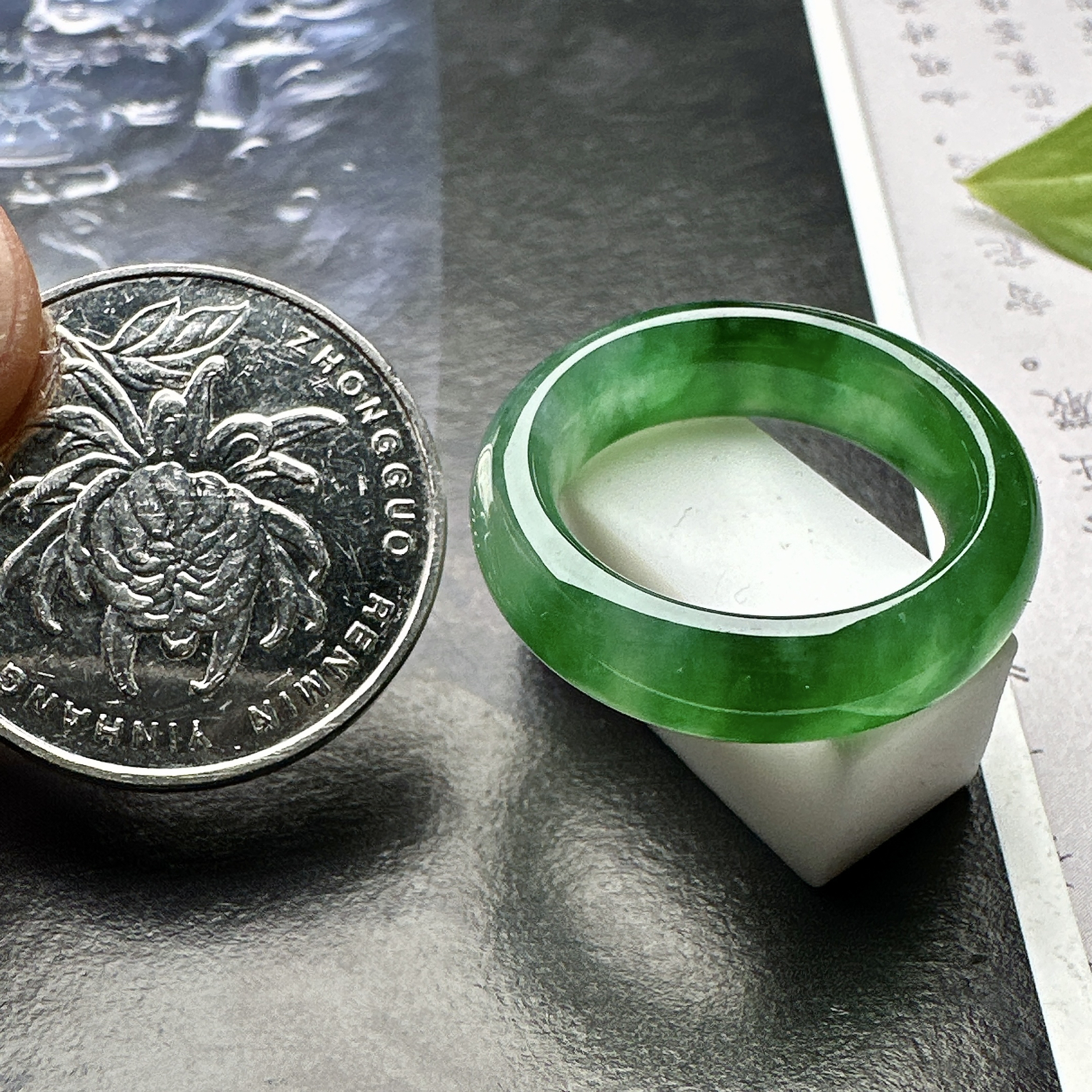 【冰种满绿戒圈】难得的冰润度，难得的好颜色，韵味十足，古色古香。也可吊坠佩戴