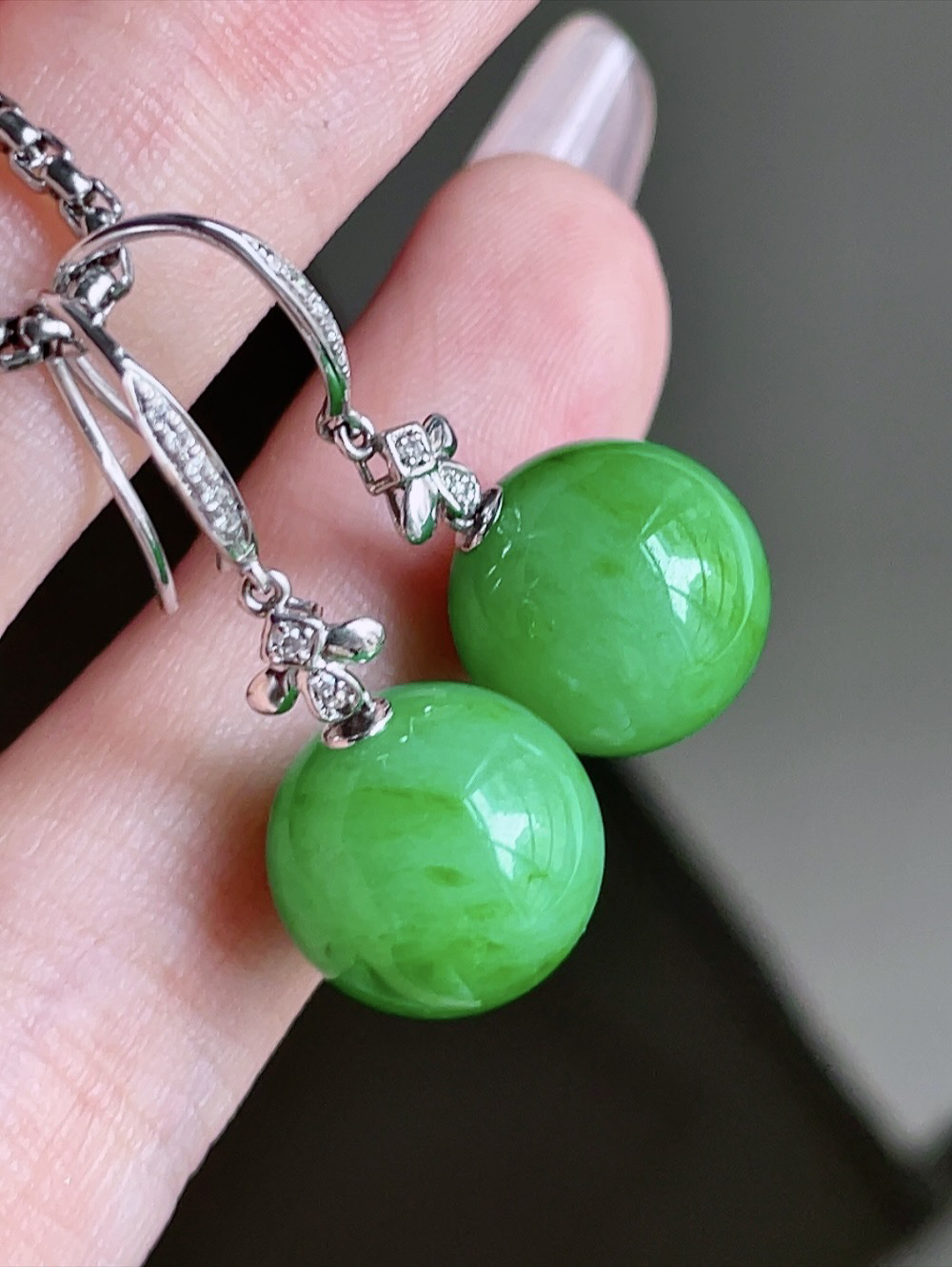 ️ 满绿珠子耳坠 
色泽鲜艳 珠圆玉润 18k金镶嵌
尺寸 30.5/12