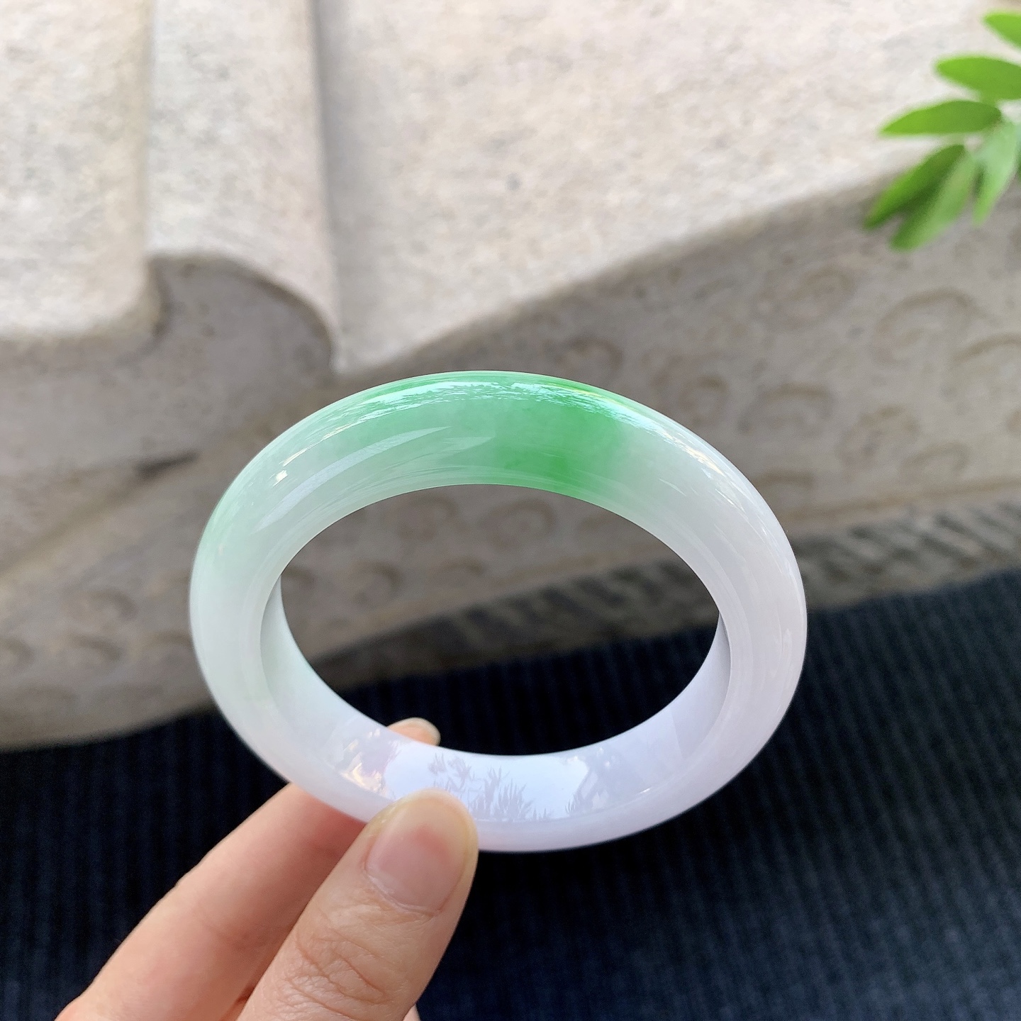 正圈57 58 【圈口】57.8/12.8/10 【编码】BA032960 【描述】糯冰椿彩，水润，种老，细腻，打灯有纹线