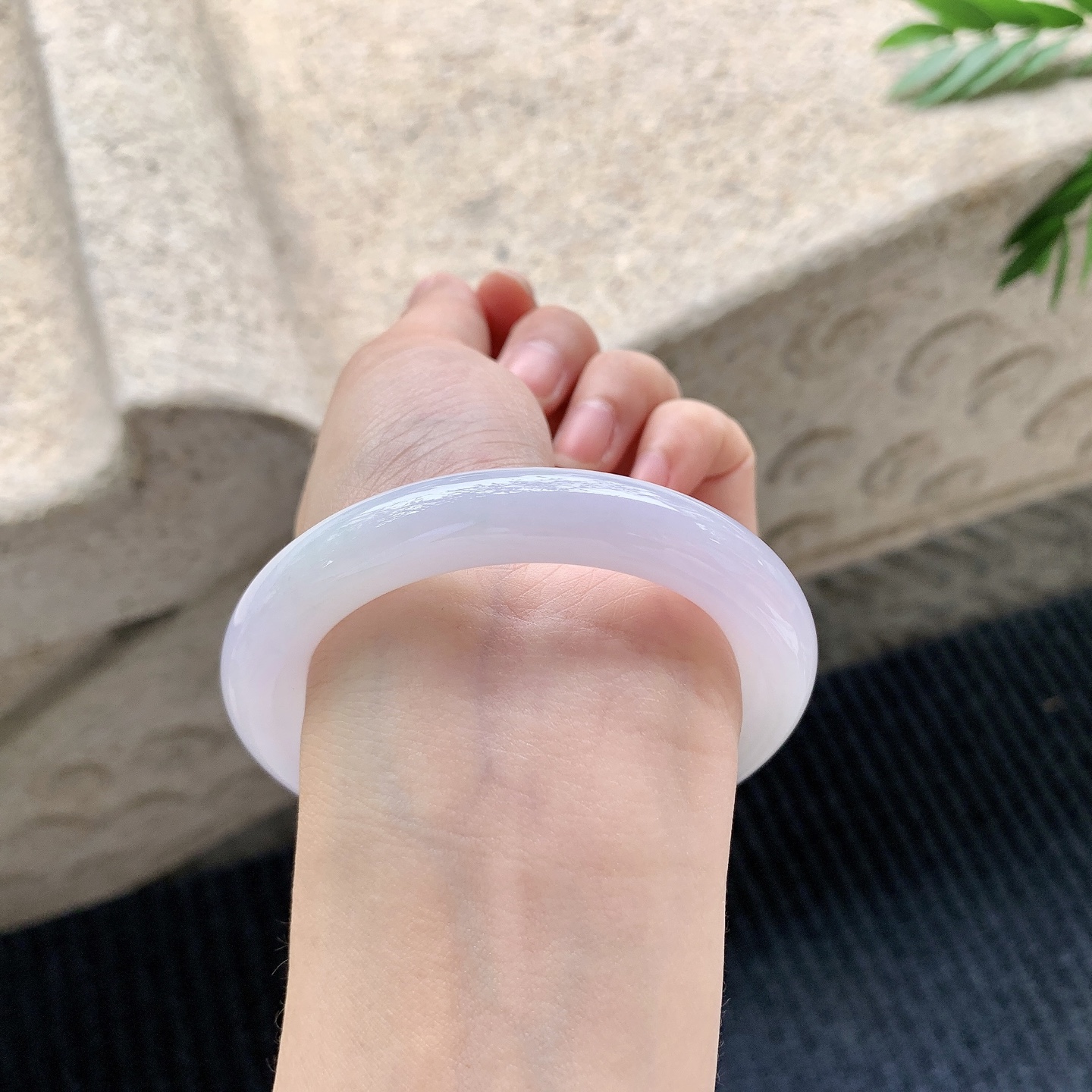 圆条53 54【圈口】54.2/10.4/10.3【编码】AF040906【描述】细糯粉紫，水润，种老，细腻，打灯有絮线