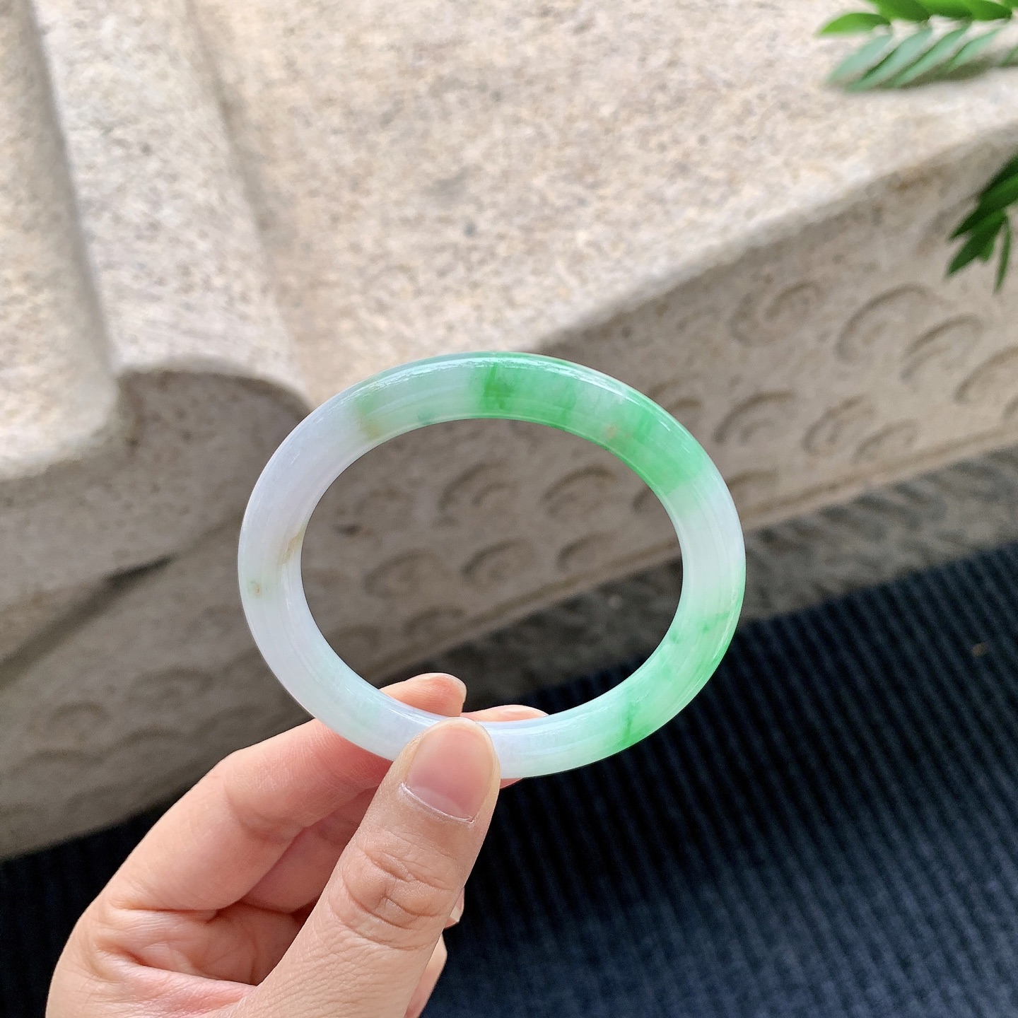 圆条51 52【圈口】52.6/8/8【编码】T6040917【描述】细糯飘阳绿，水润，种老，细腻，打灯有纹线