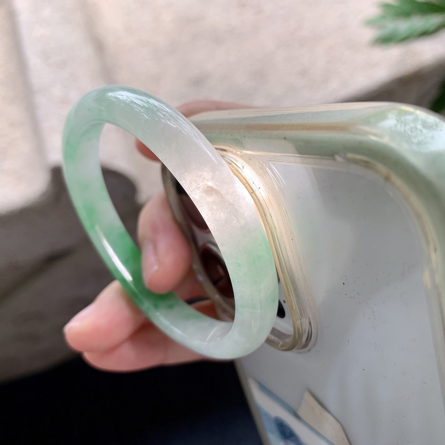 贵妃51 52【圈口】52.2/44/8.7/6.2【编码】GL040946【描述】糯冰种飘绿，水润，种老，细腻，打灯有纹线