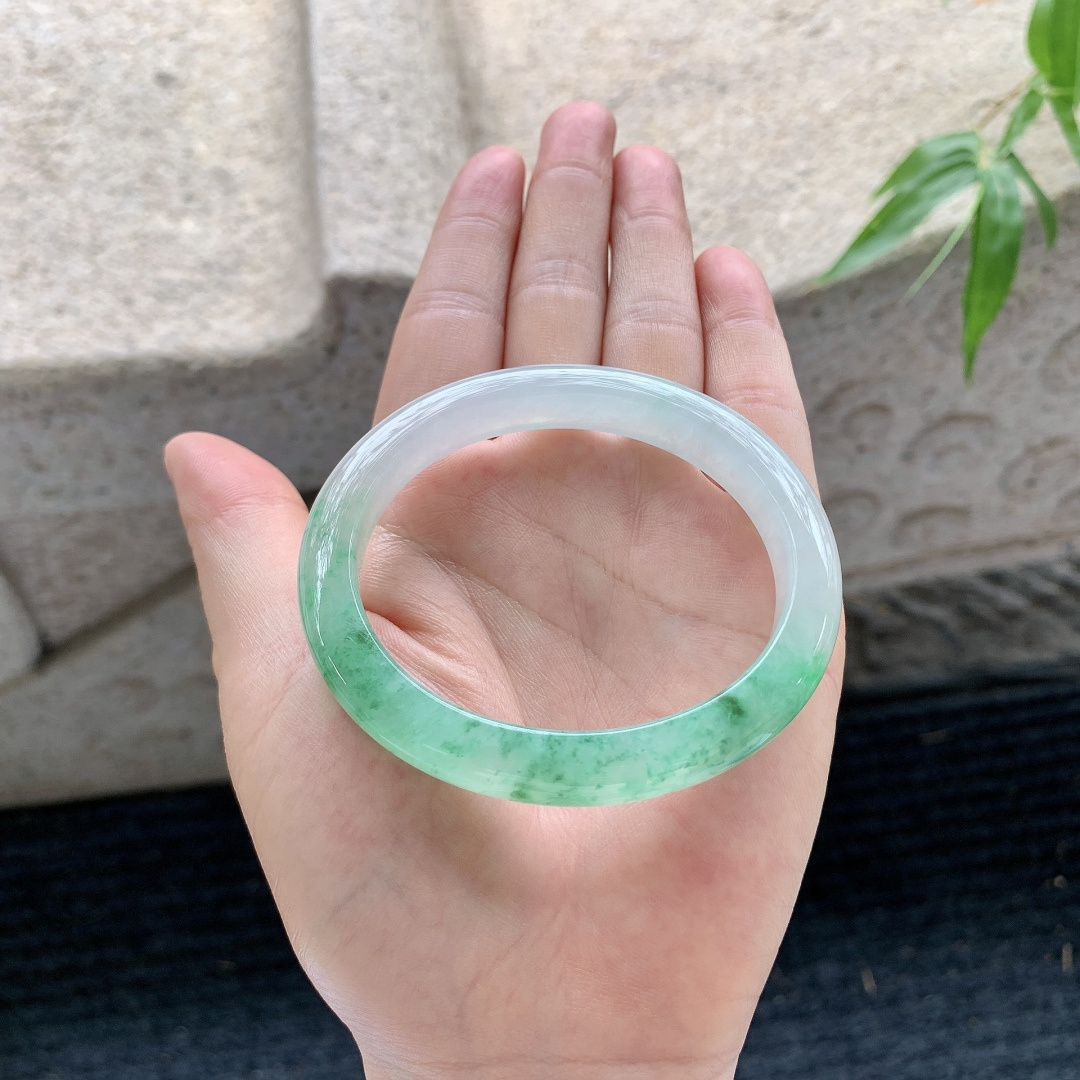 贵妃53 54 【圈口】56.2/49/9.7/7.7 【编码】FL052283 【描述】冰糯飘绿花