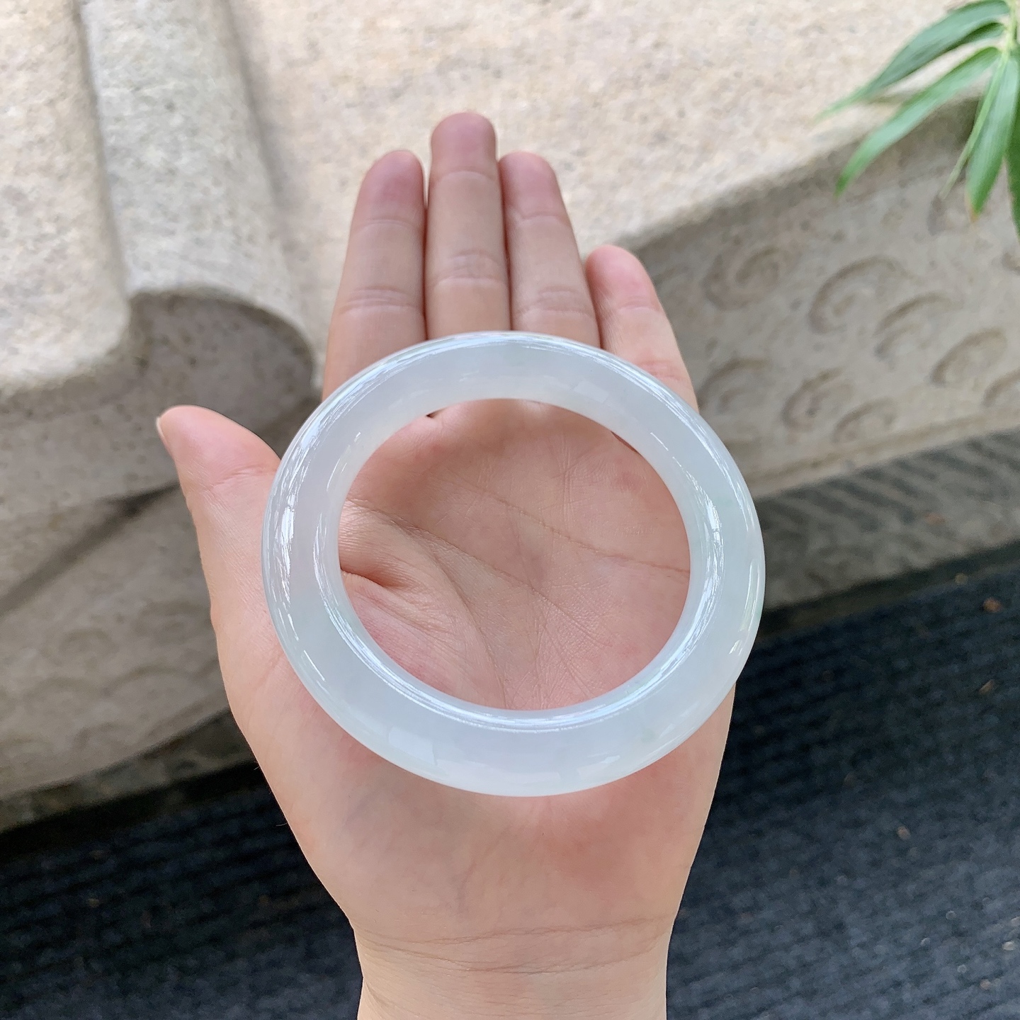 圆条54 55【圈口】55.8/11.6/11.5【编码】DW012160【描述】糯冰底色飘绿，水润，种老，细腻，无纹裂