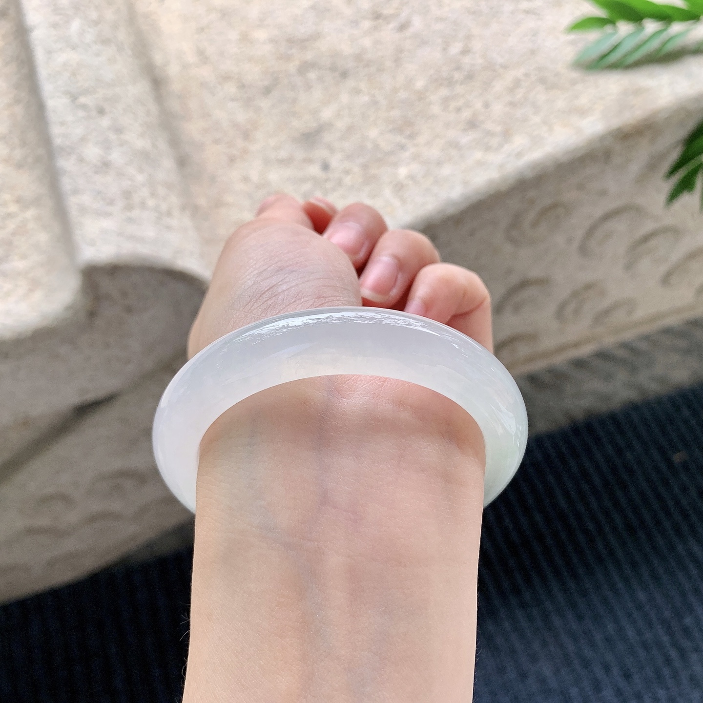 正圈53 54【圈口】54.4/11.4/8.5【编码】C5040945【描述】糯冰飘绿，水润，种老，细腻，打灯有絮线