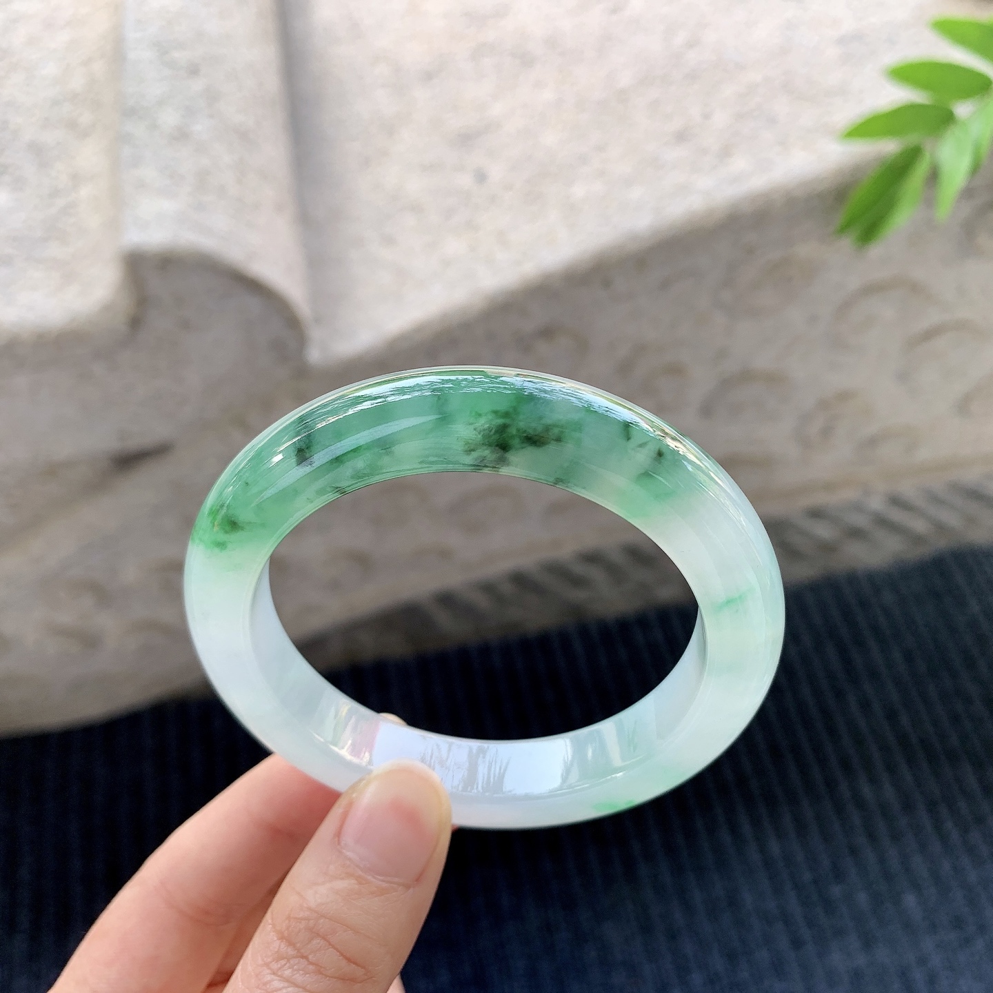 正圈54 55【圈口】55.7/11.2/9.7【编码】DW040966【描述】冰糯绿花，清透，水润，种老，细腻，打灯有棉线