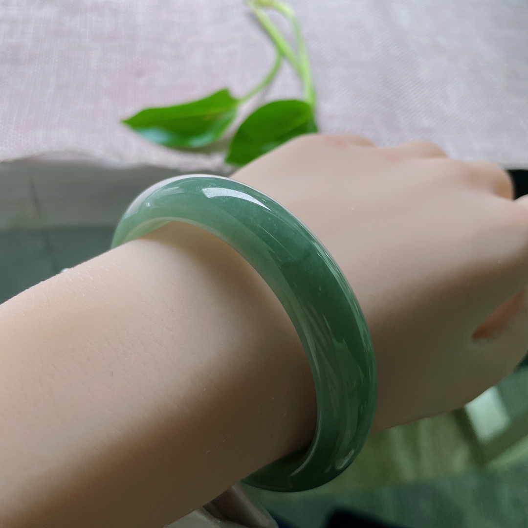 53.7/13.4/6.8。油青正圈，水润细腻，种老，佩戴沉稳，一点皮纹不显，ss49223a