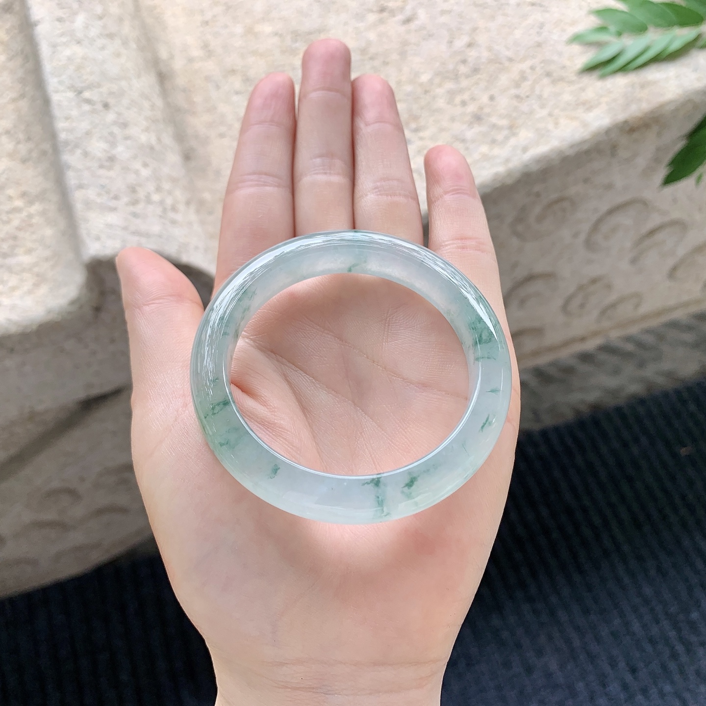 正圈49 50【圈口】50.4/10.3/8【编码】C5040940【描述】冰飘花，清透，水润，种老，细腻，无纹裂