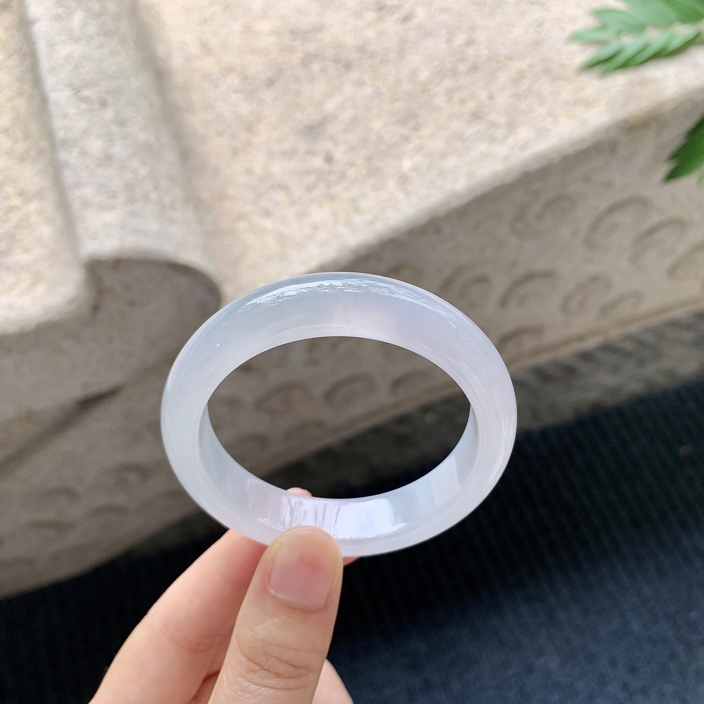 正圈49 50【圈口】50/12.3/8【编码】DW040903【描述】糯冰底色，水润，种老，细腻，打灯有絮线