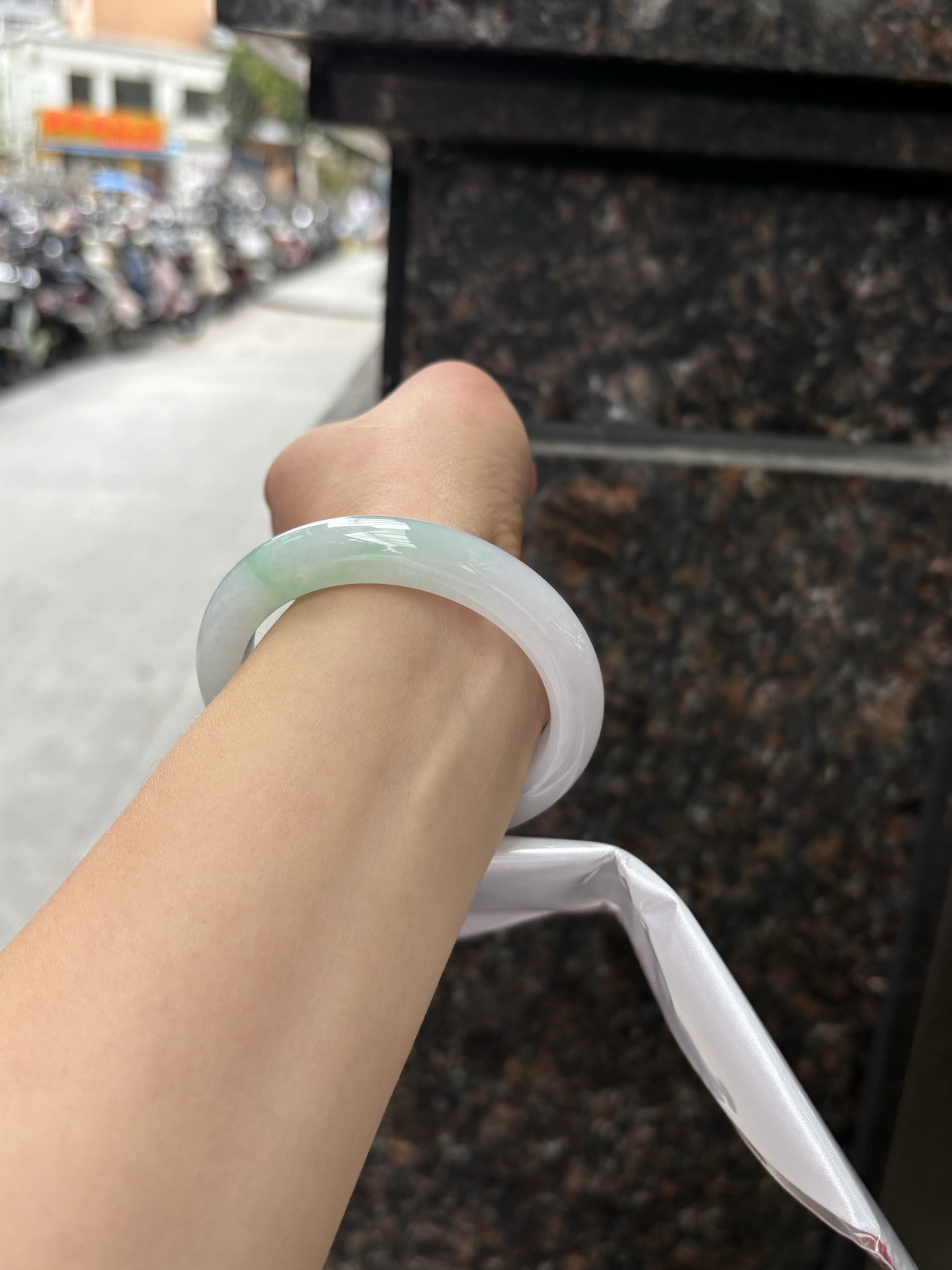 春彩正圈 55.6-11.3-9 0408-N376-2 打灯多处棉纹，底妆干净细腻，阳绿花色碰上梦幻般的春，像是融化了的春天，所有的美好交织在一起，让人心生宁静而淡淡的欢喜