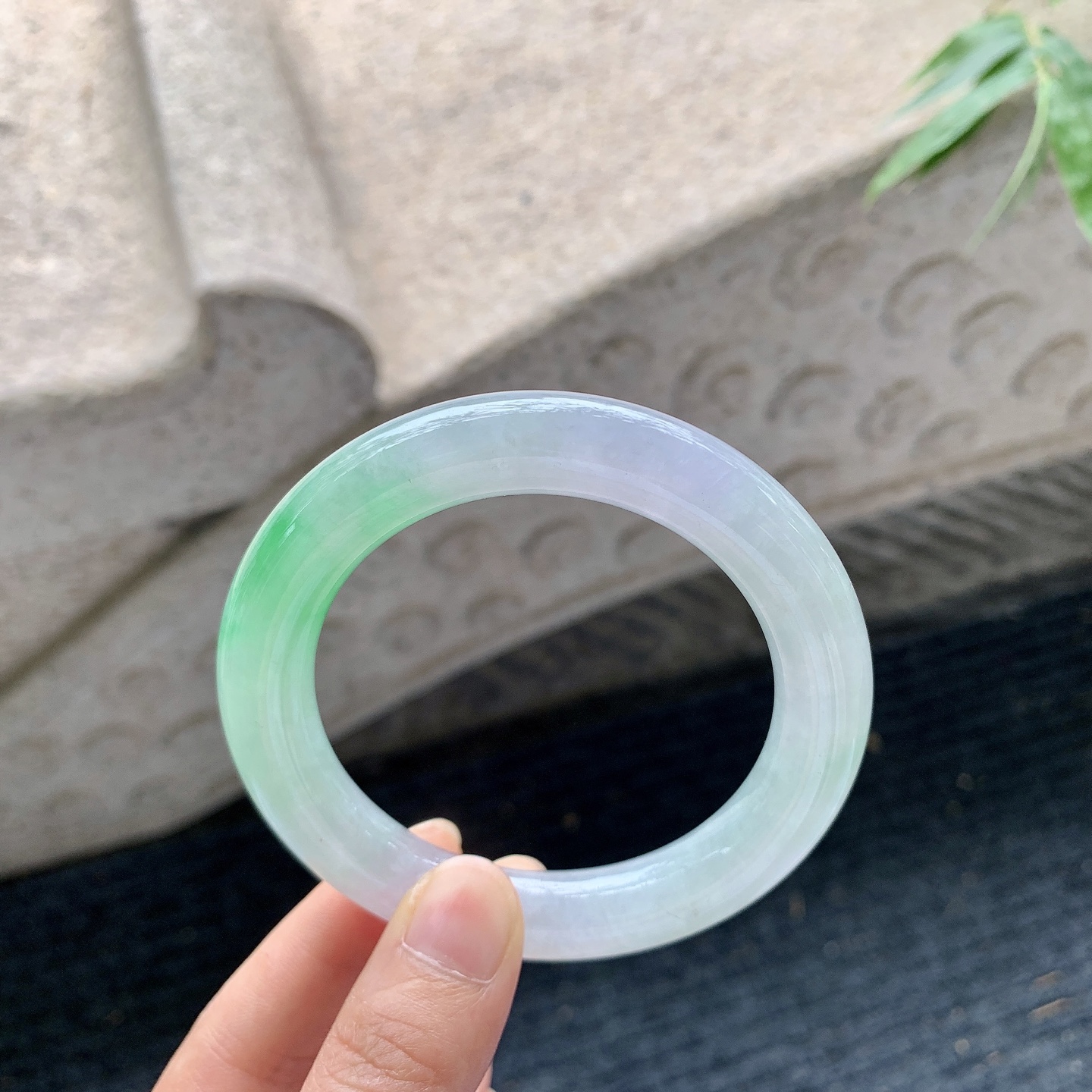 圆条55 56 【圈口】56.6/10.7/11.2 【编码】BA032561 【描述】春彩，飘绿，水润，种老，有纹线