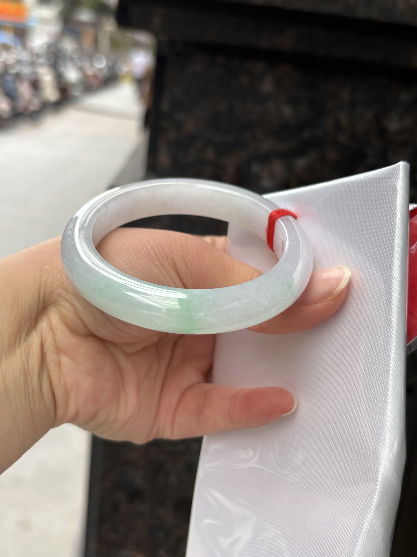 春彩正圈 55.6-11.3-9 0408-N376-2 打灯多处棉纹，底妆干净细腻，阳绿花色碰上梦幻般的春，像是融化了的春天，所有的美好交织在一起，让人心生宁静而淡淡的欢喜