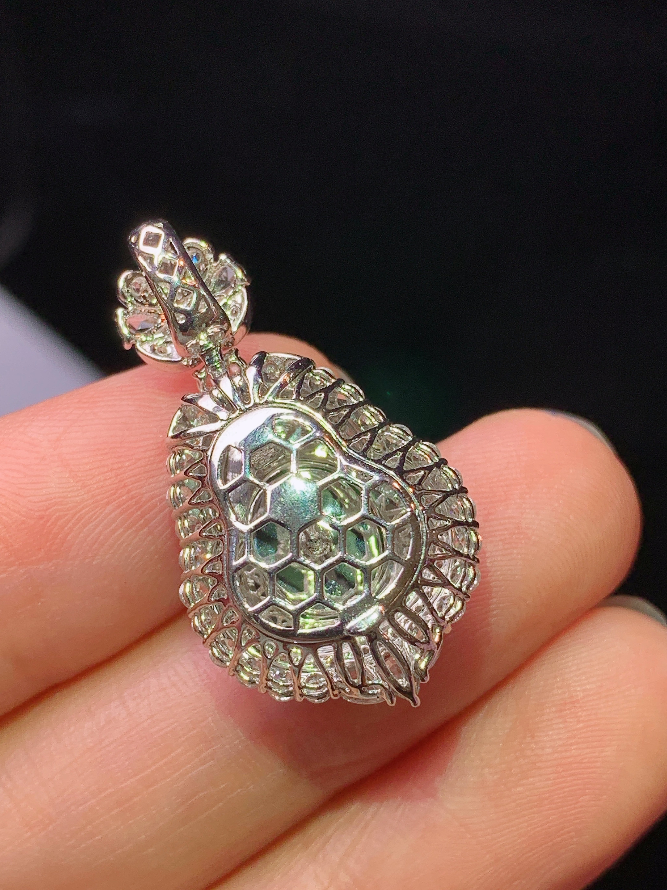 18k金钻镶嵌满绿葫芦吊坠 玉质细腻 色泽艳丽清新 水润亮眼 整体尺寸28.8*15.8*10h1