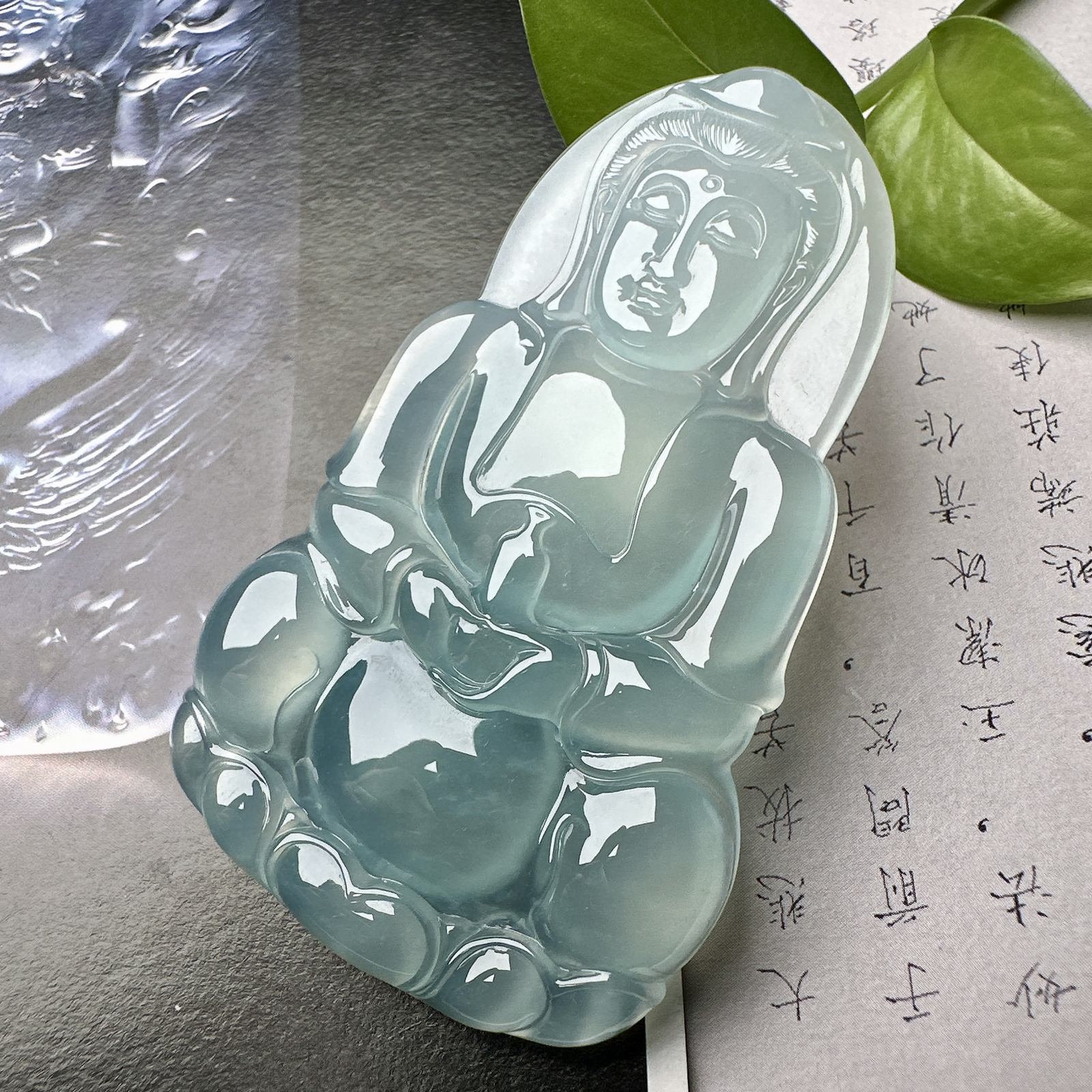 【冰种正装观音】蓝底色泽，质地细腻，通透度上佳，冰感十足，适合佩戴