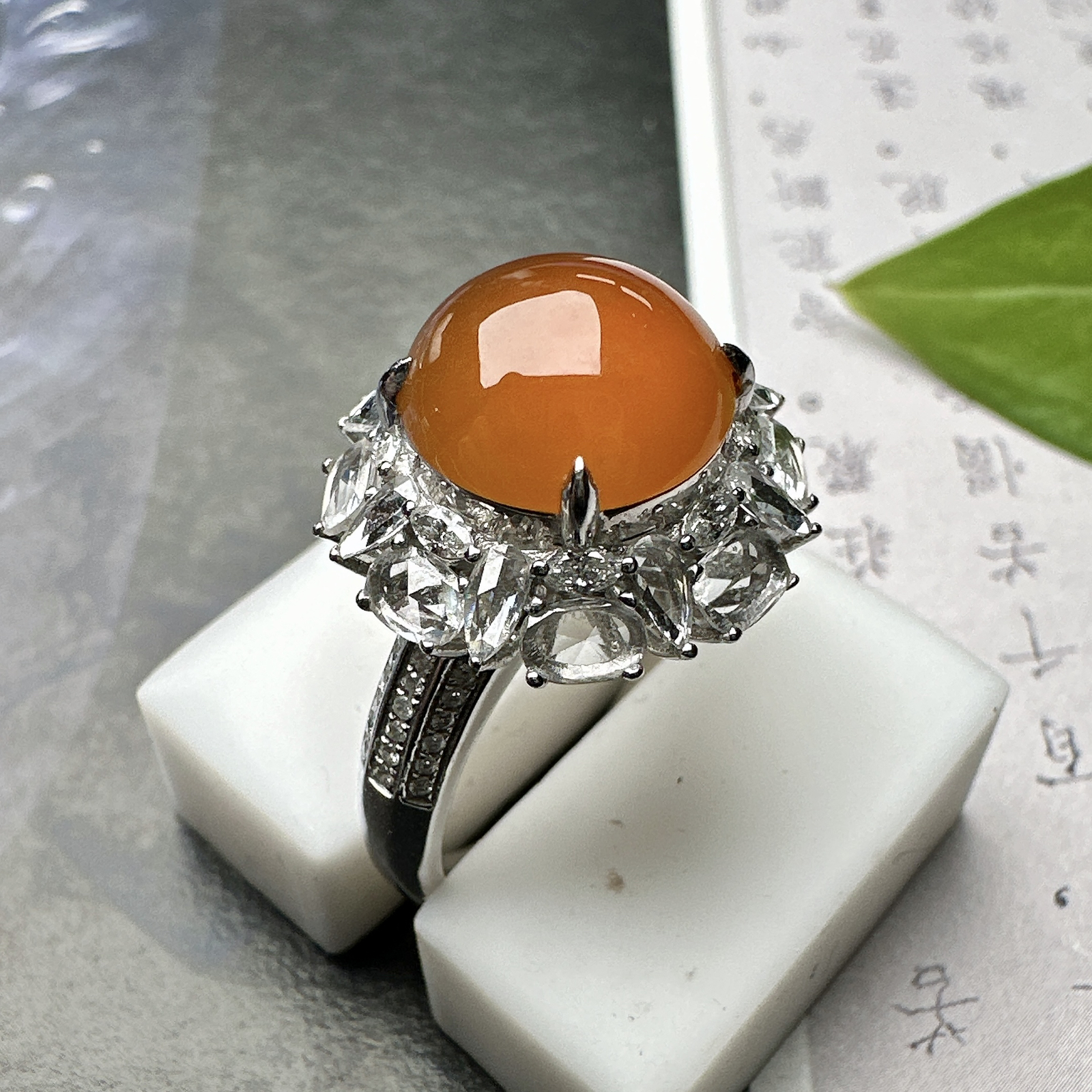 【冰种红黄翡馒头戒指】通透闪亮，起光的料子，厚度很好，18k金钻镶嵌，裸石尺寸10.3*5.2毫米