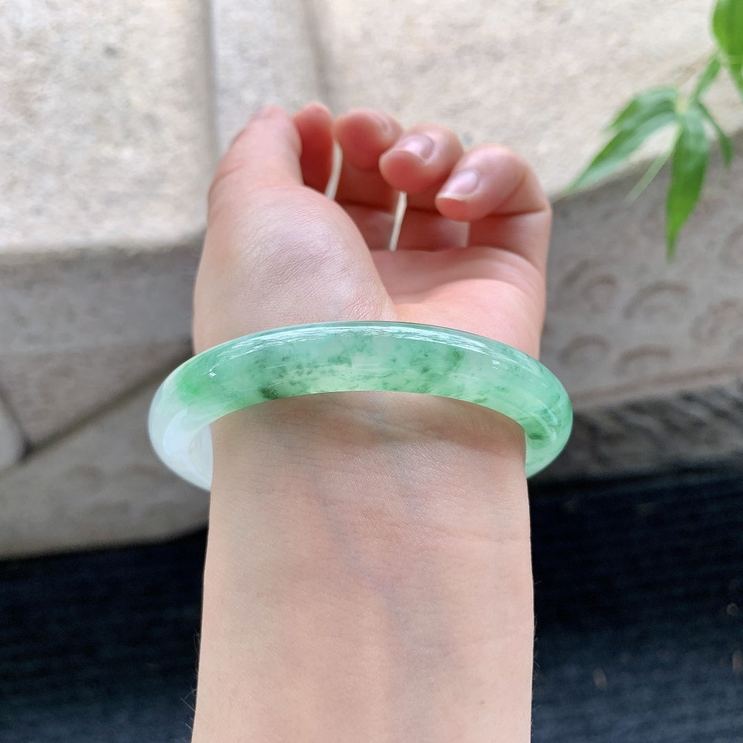 贵妃53 54 【圈口】56.2/49/9.7/7.7 【编码】FL052283 【描述】冰糯飘绿花，清透，水润，种老，细腻，打灯有纹线