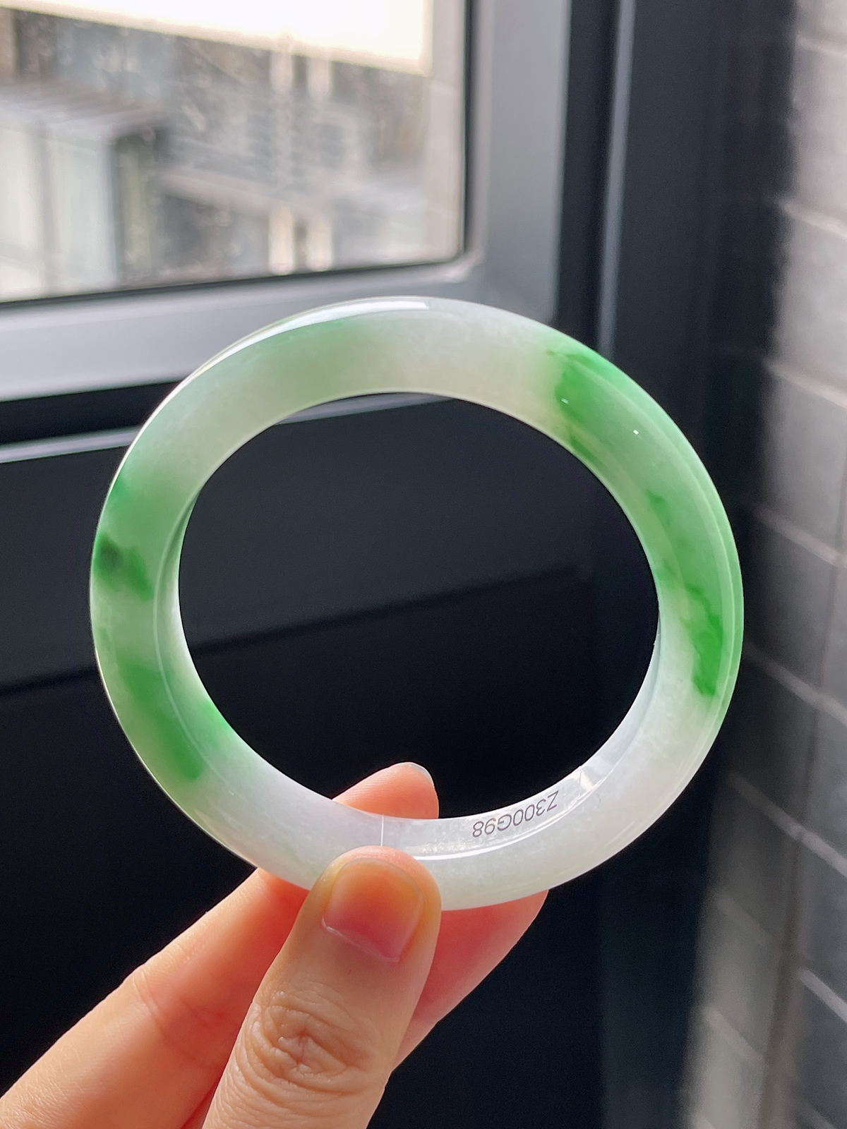 正圈56.7圈口，翡翠冰糯种细腻飘阳绿手镯