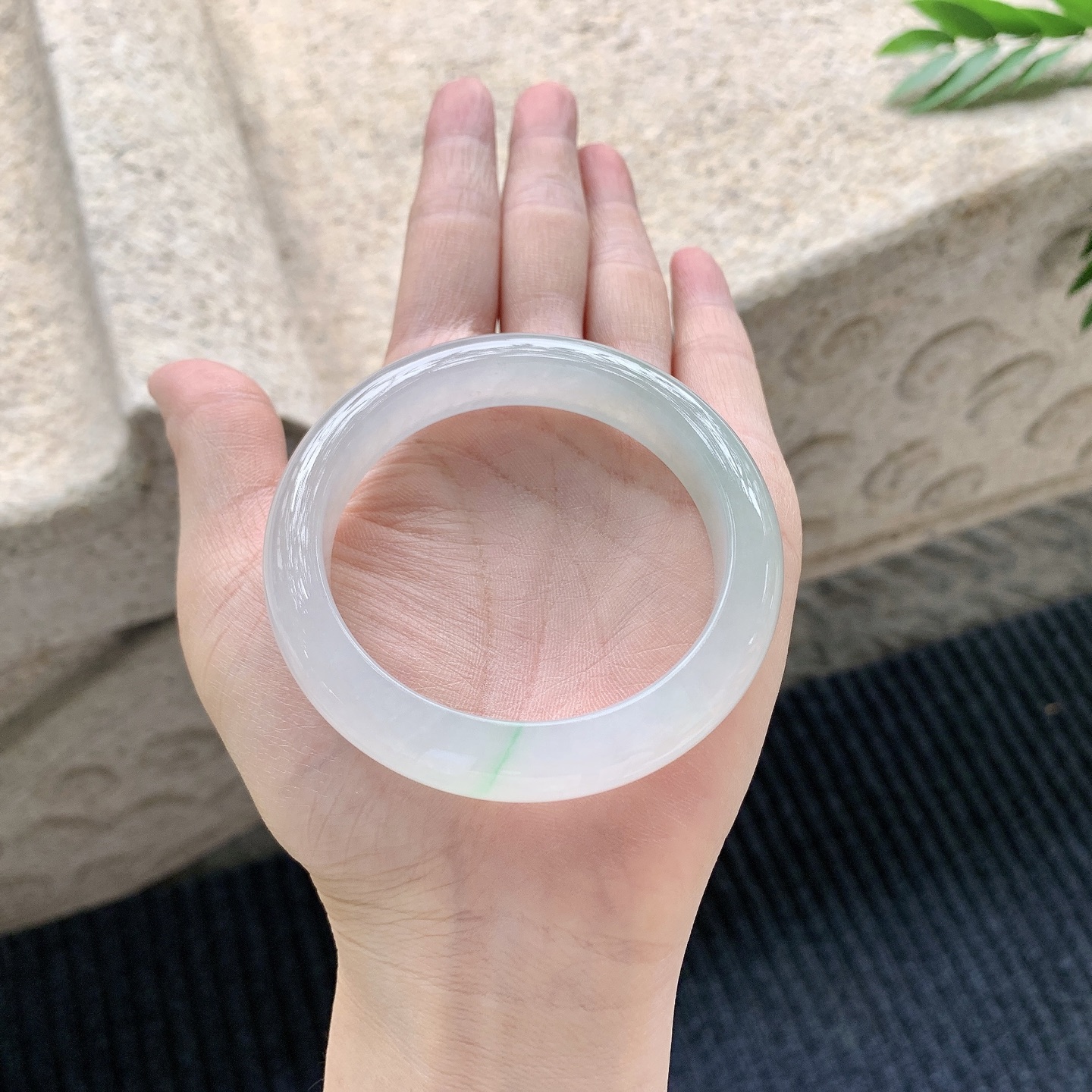 正圈53 54【圈口】54.4/11.4/8.5【编码】C5040945【描述】糯冰飘绿，水润，种老