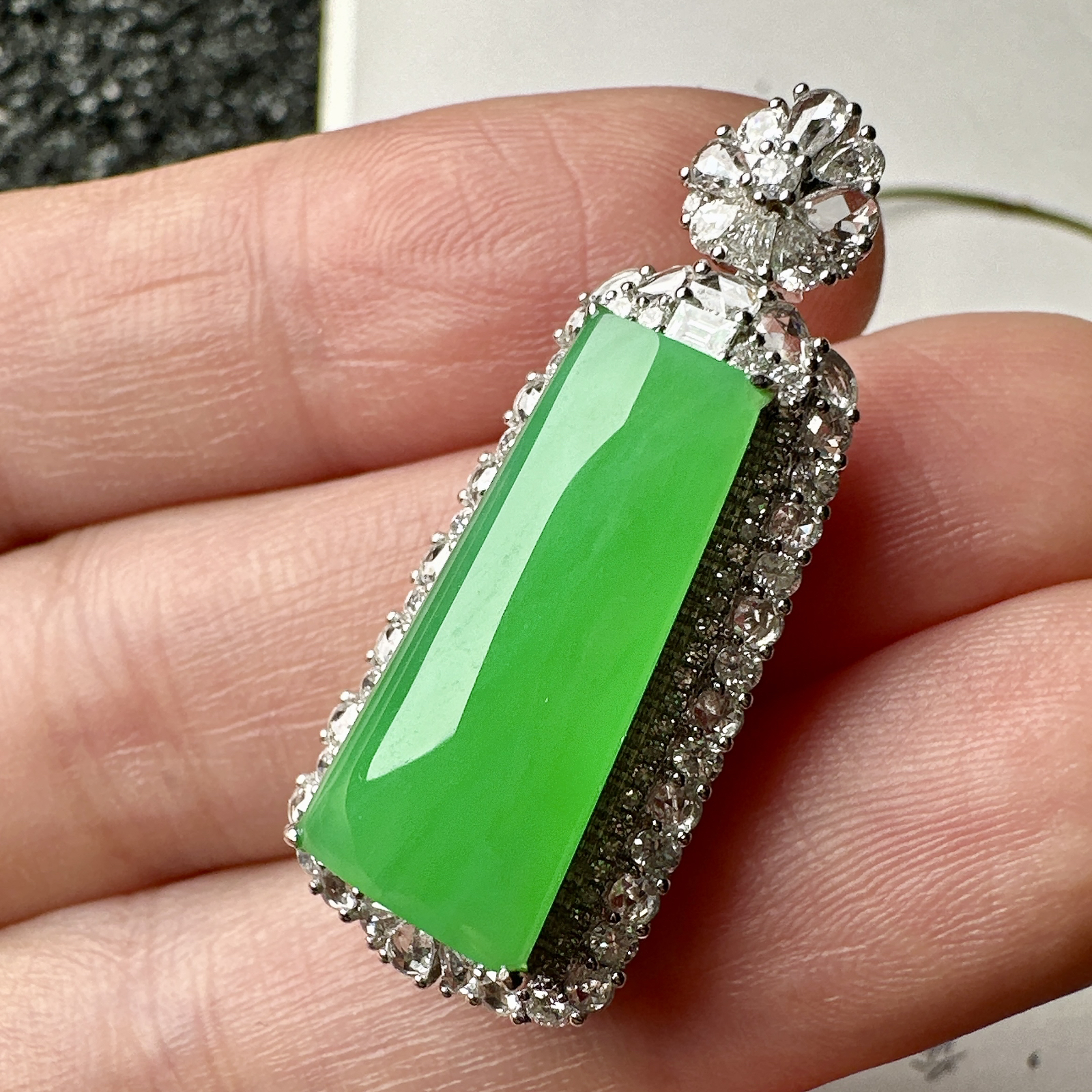 【冰种满绿无事柱吊坠】种水上乘，晶莹剔透，纯净通透，莹光感很强。18k金钻镶嵌，裸石尺寸20.5*9.2*4.2毫米