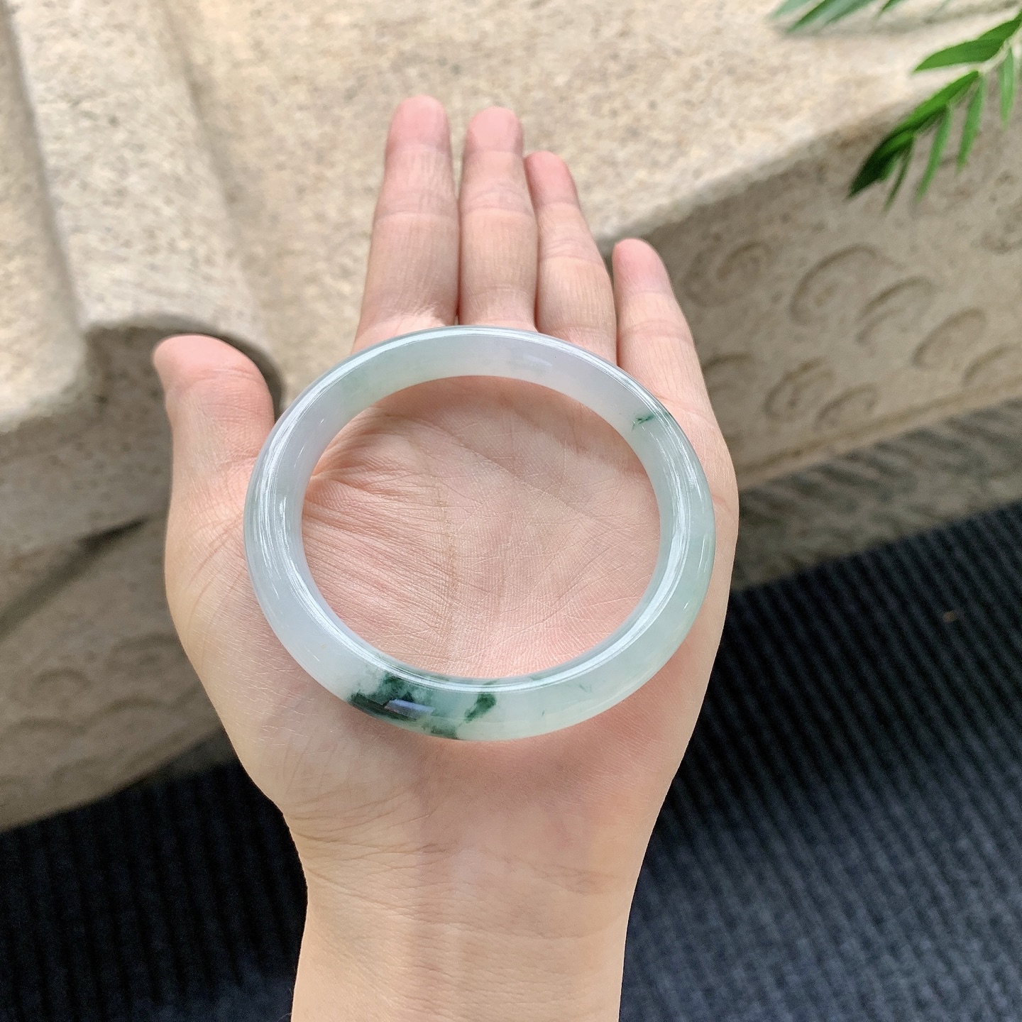 圆条53 54【圈口】54.4/8.6/8.2【编码】GL040994【描述】糯冰飘花，水润，种老，