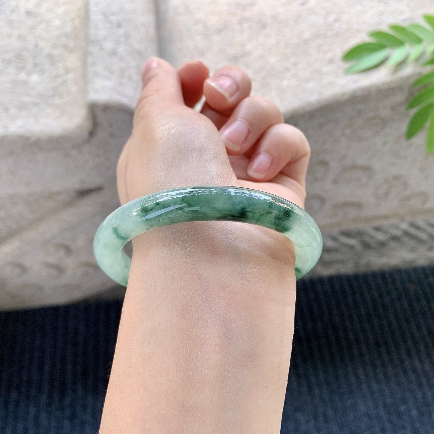 圆条54 55 【圈口】55/9/9 【编码】A1031168 【描述】冰糯飘花，水润，种老，细腻，无纹裂