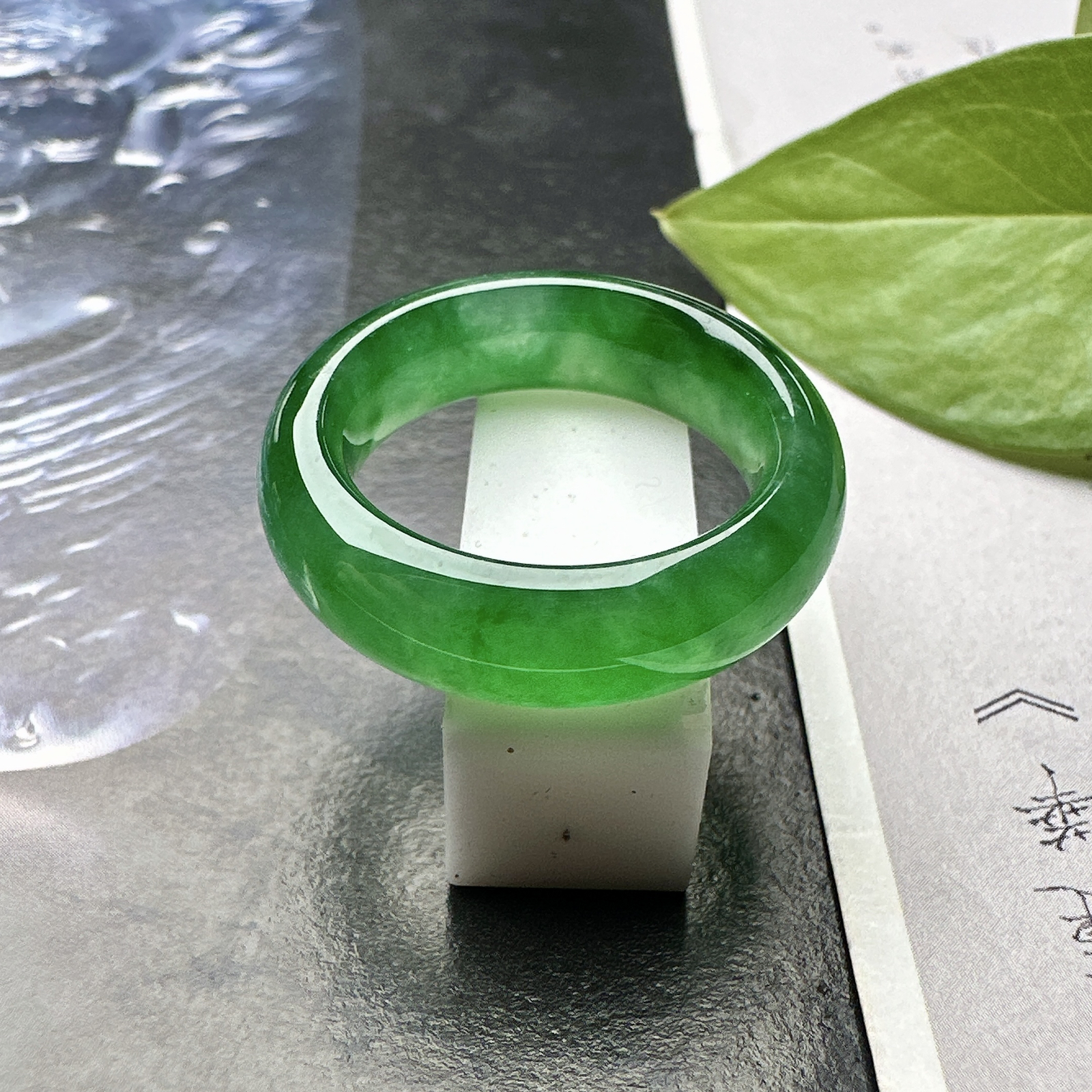 【冰种满绿戒圈】难得的冰润度，难得的好颜色，韵味十足，古色古香。也可吊坠佩戴。