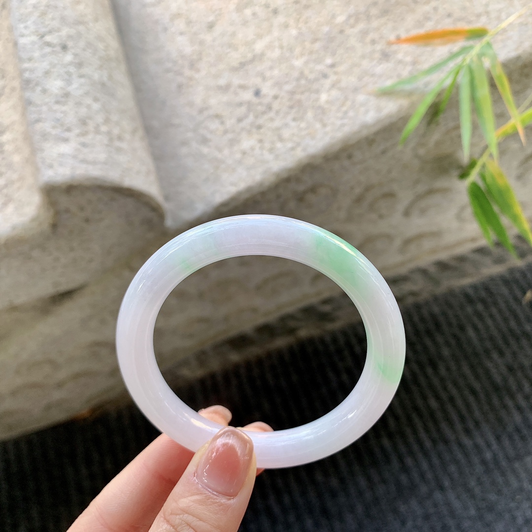 圆条52 53【圈口】53.2/9/8.9【编码】Q5035972【描述】春彩，水润，种老，细腻，无纹裂