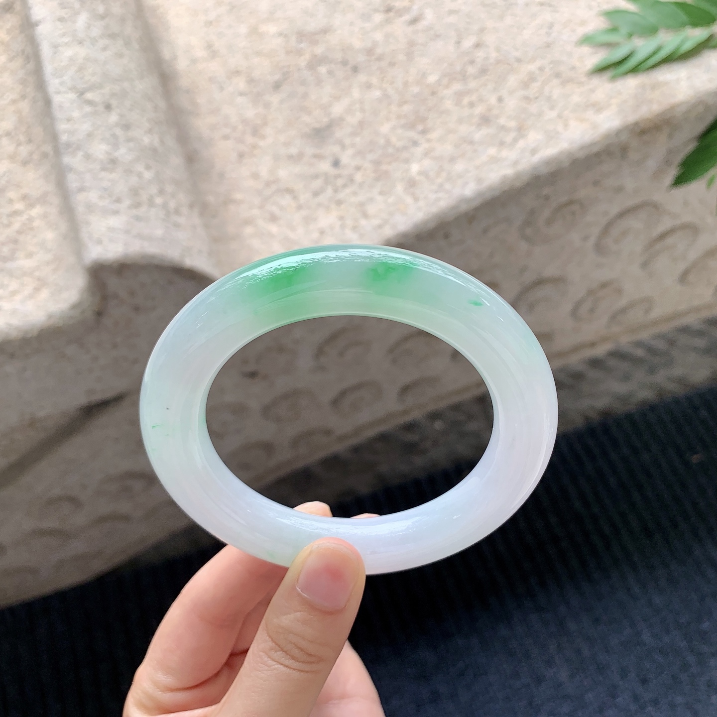 圆条59 60【圈口】60.2/12.3/12.5【编码】BA040907【描述】细糯飘绿，水润，种老，细腻，有纹线