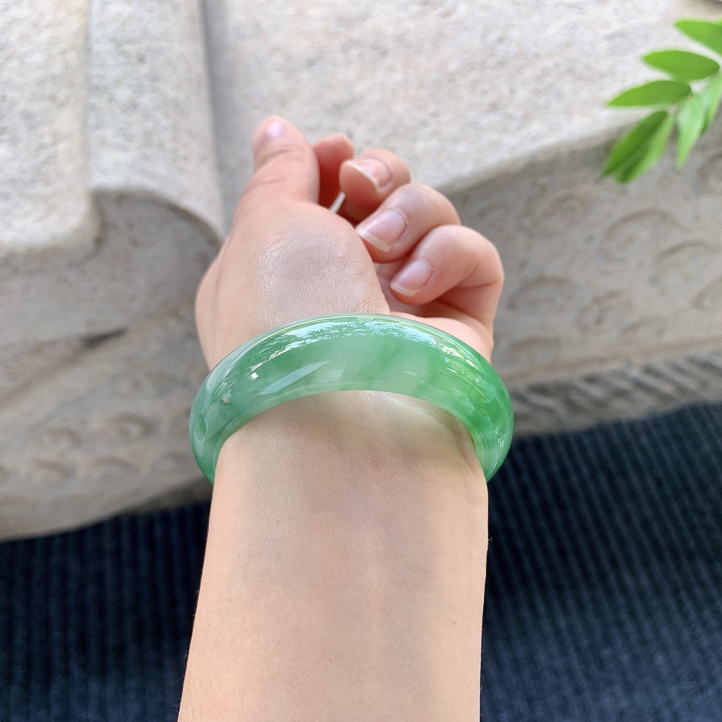 贵妃53 54【圈口】54.5/47.8/14.8/7.8【编码】A1010960【描述】辣绿，水润，种老，细腻，打灯有絮线