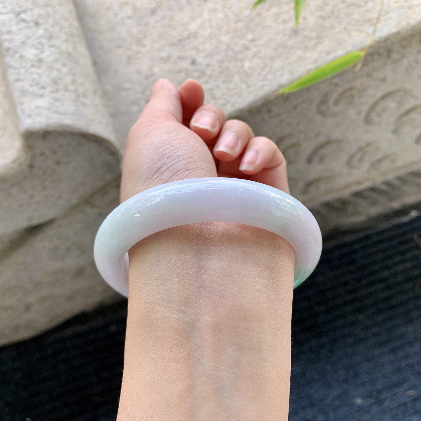 正圈 57 58【圈口】58.4/12.8/9【编码】BA011179【描述】糯冰飘阳绿，水润，种老，细腻，有棉纹线