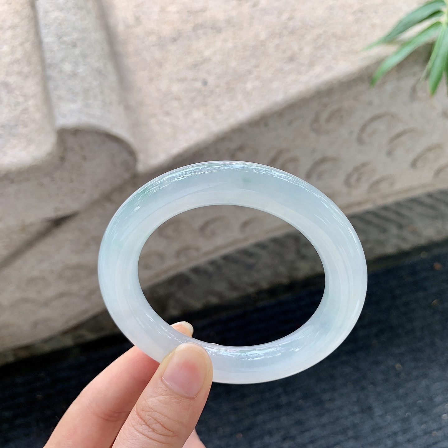 圆条54 55【圈口】55.8/11.6/11.5【编码】DW012160【描述】糯冰底色飘绿，水润，种老，细腻，无纹裂