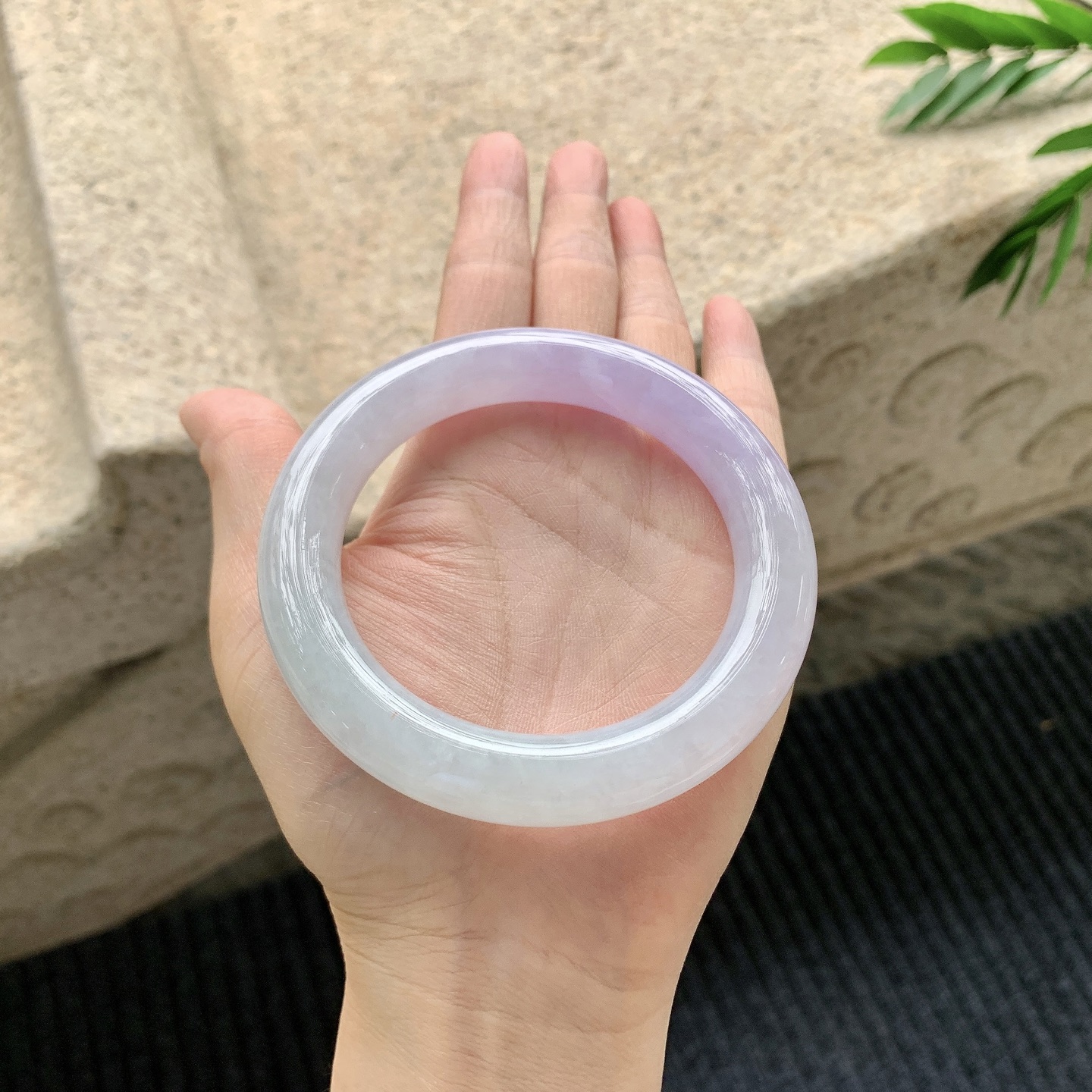 圆条57 58【圈口】58.7/12/11.8【编码】BA040909【描述】糯冰艳紫，水润，种老，细腻，有纹线