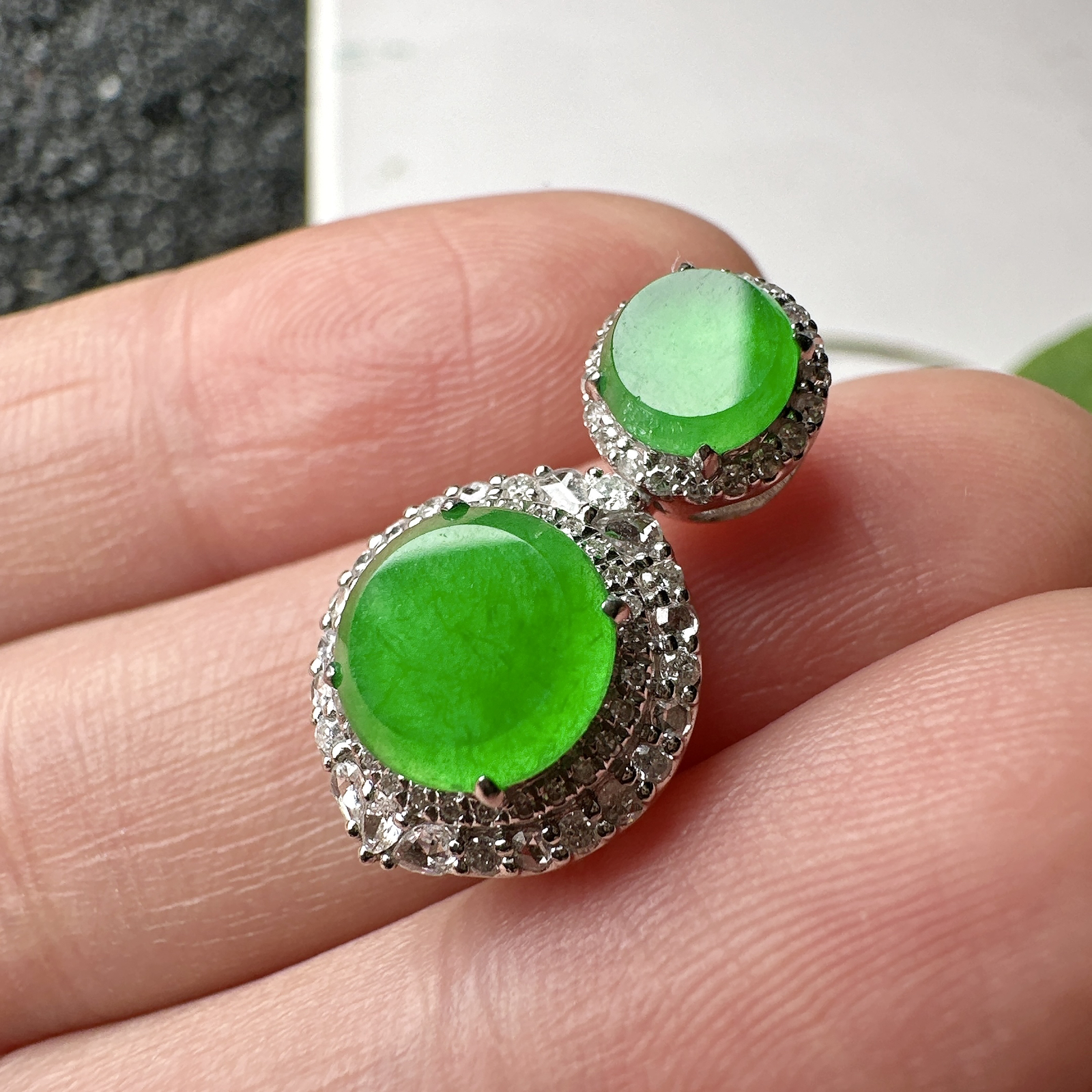 【冰种满绿圆无事牌】种水上乘，通透闪亮，晶莹剔透。18K金钻镶嵌，裸石尺寸8*2.6毫米。