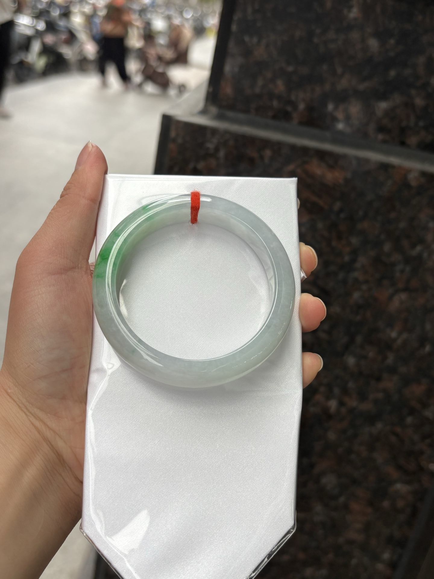 飘阳绿正圈 55-12.1-8.5 0408-N376-1 打灯细纹不影响，阳绿花色泽鲜艳，底妆白净细腻，佩戴亮眼鲜艳又贵气。