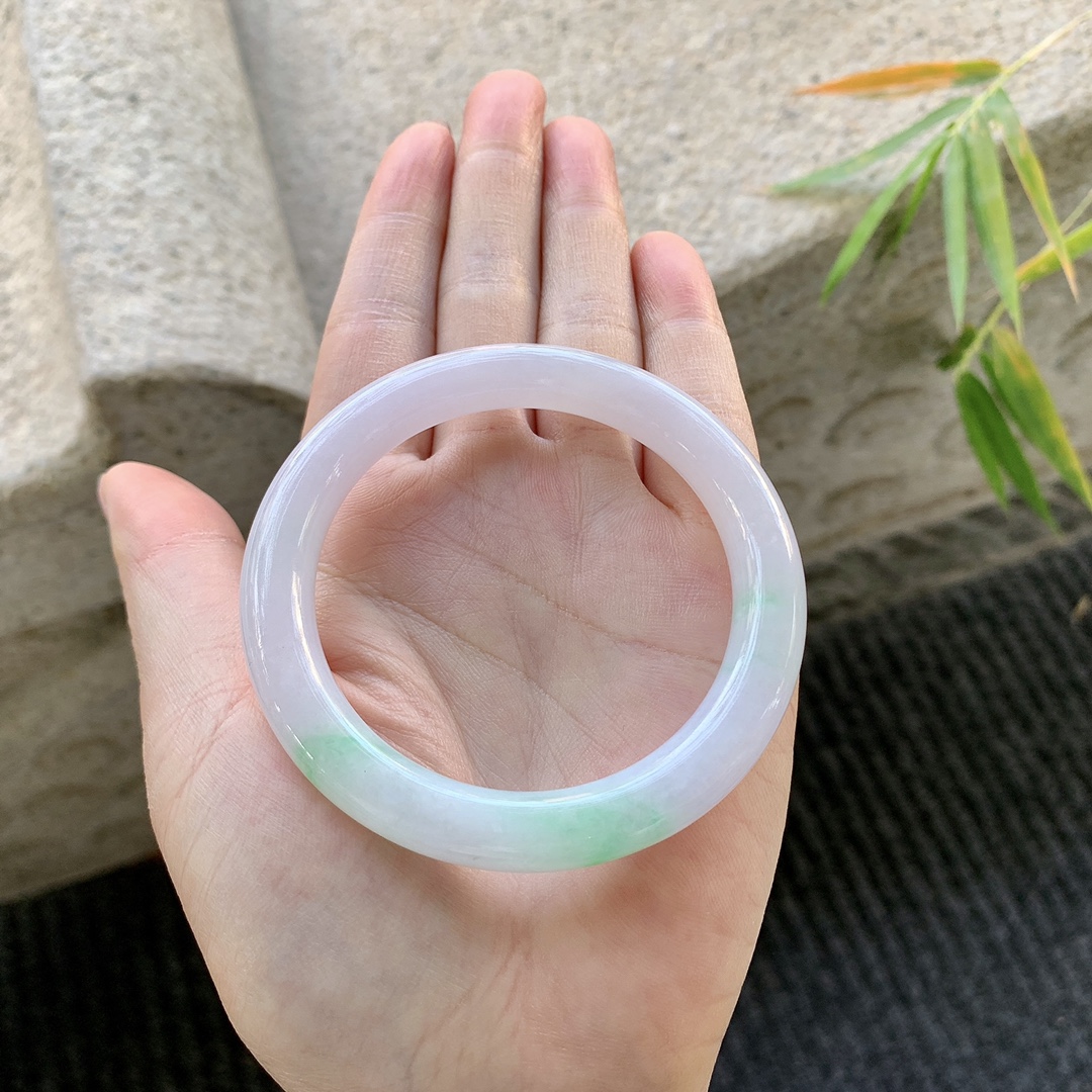 圆条52 53【圈口】53.2/9/8.9【编码】Q5035972【描述】春彩，水润，种老，细腻，无