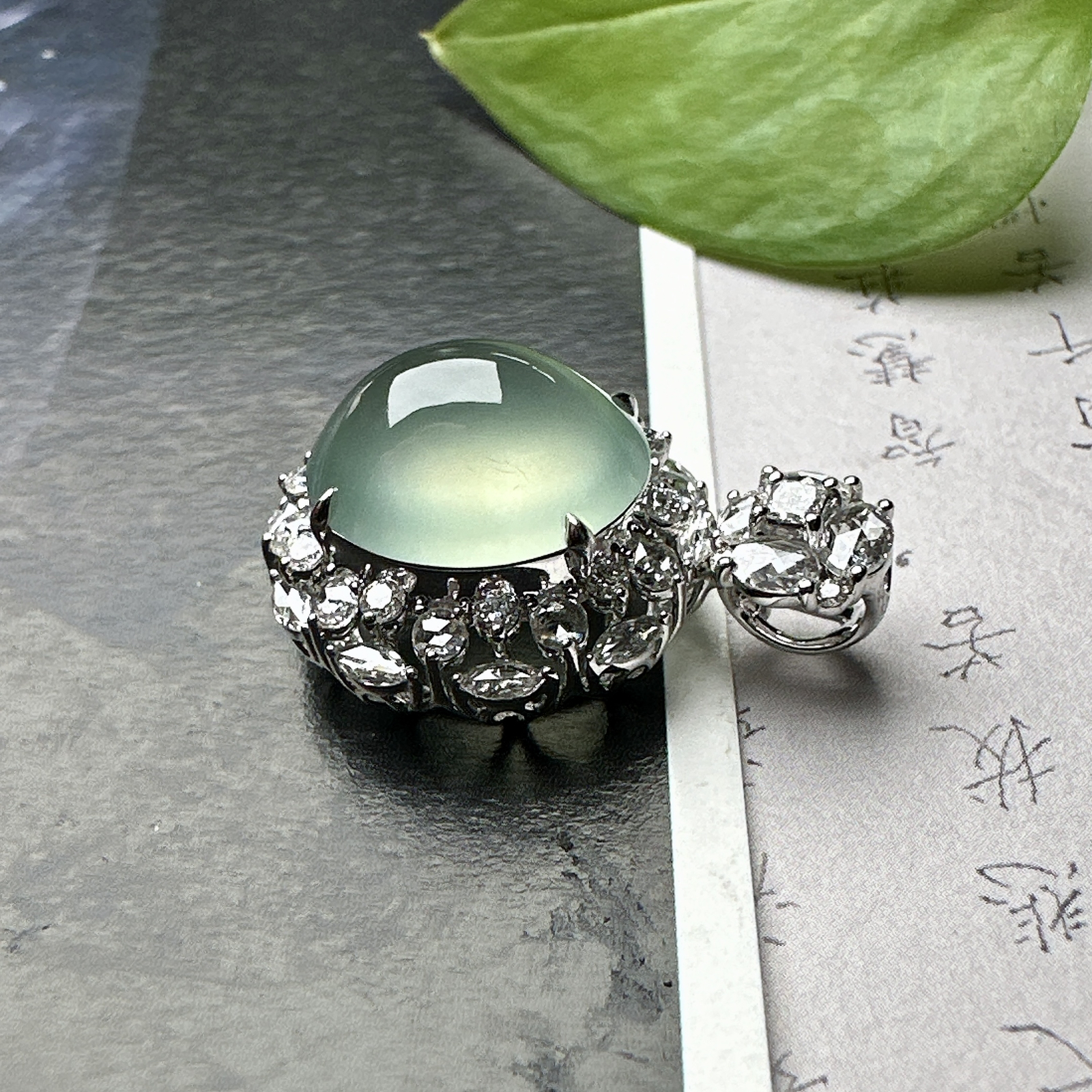 【冰种晴底蛋面】形状非常饱满，冰润通透，种老起光，胶感强烈。收藏品质，18K金钻镶嵌，裸石尺寸13*11.4*6.6毫米