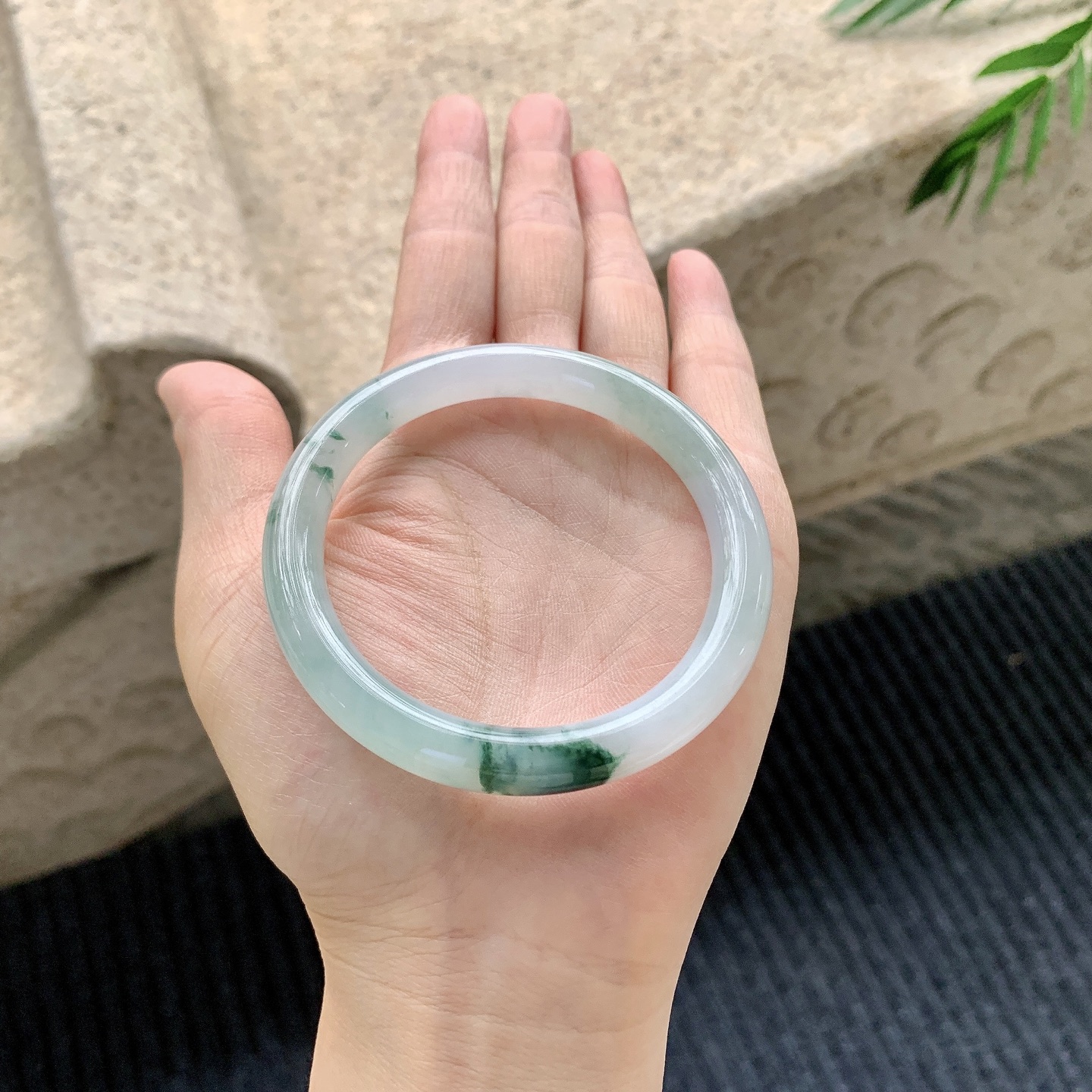 圆条53 54【圈口】54.4/8.6/8.2【编码】GL040994【描述】糯冰飘花，水润，种老，细腻，打灯有棉絮线